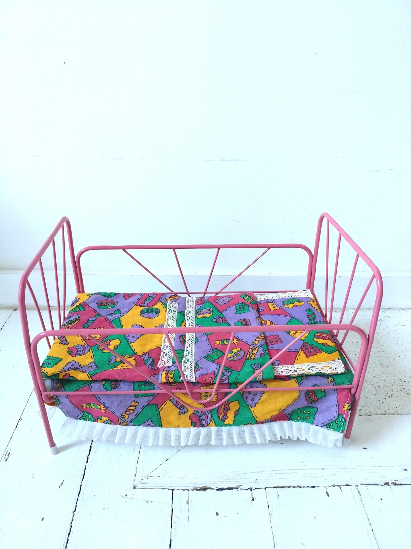 Petit lit de poupée métallique + linge de lit 80-90's