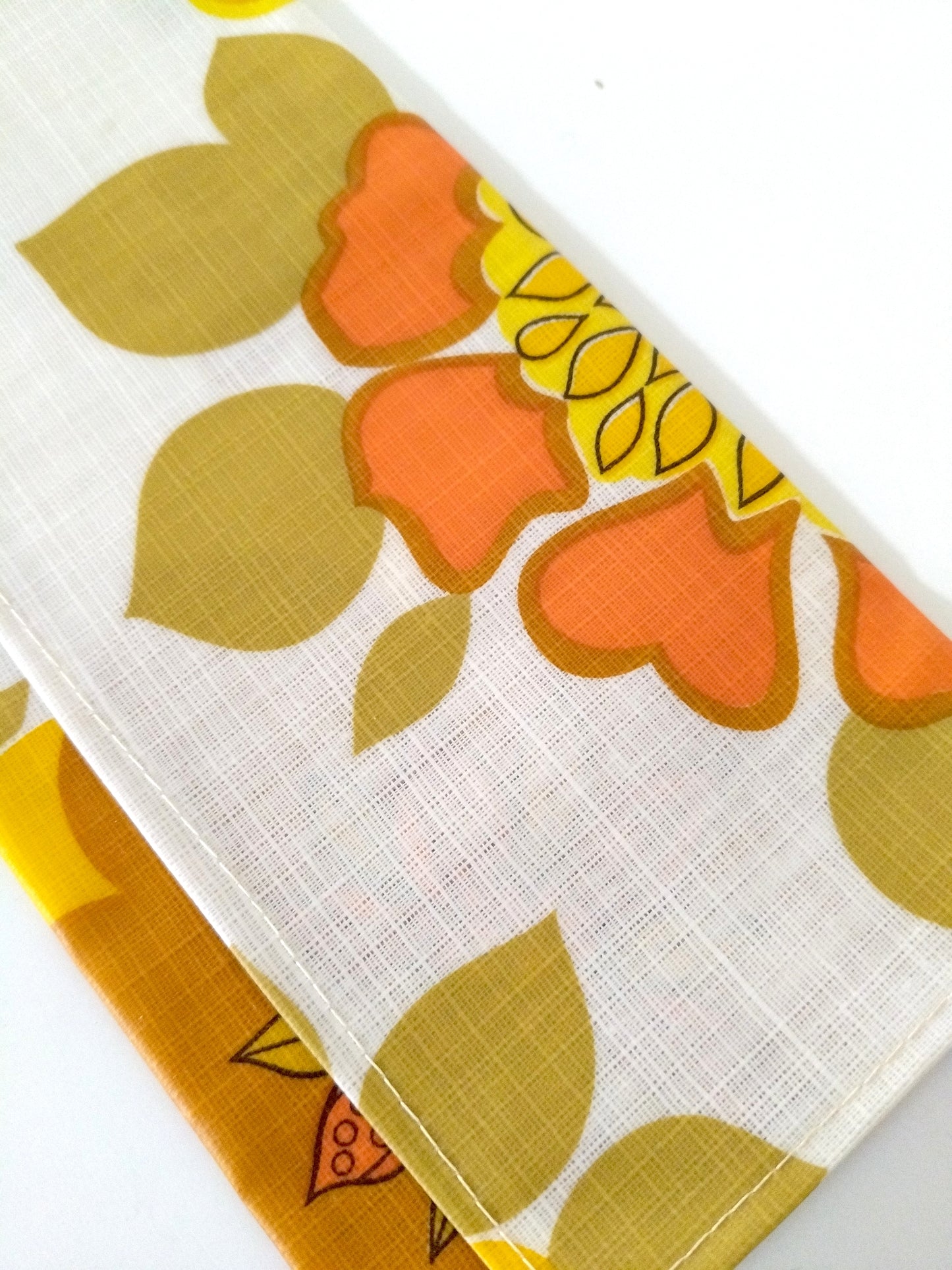 Pochette plate flower power vintage en toile cirée - cetaitmieuxavant