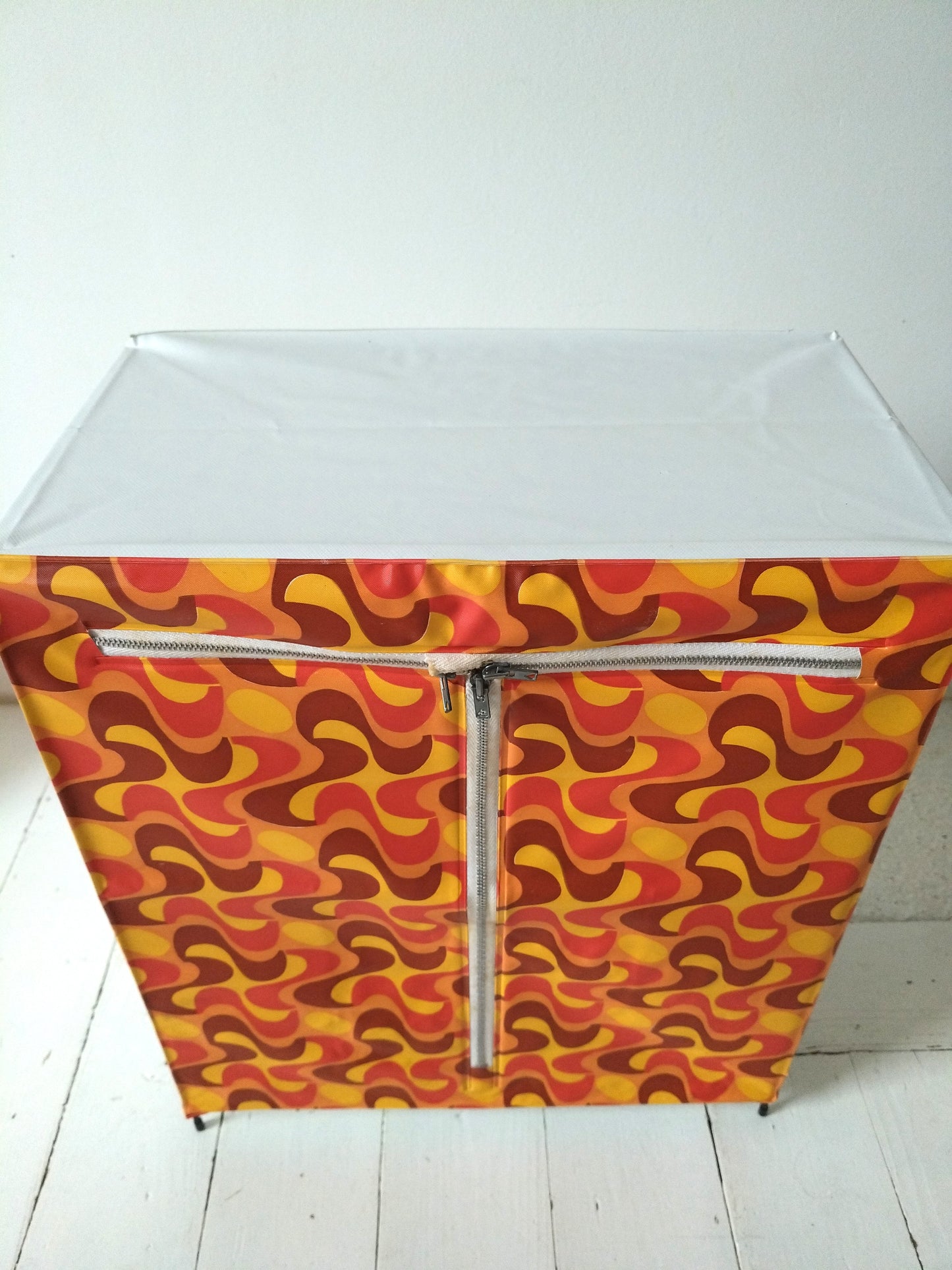 Petit meuble de poupées vintage