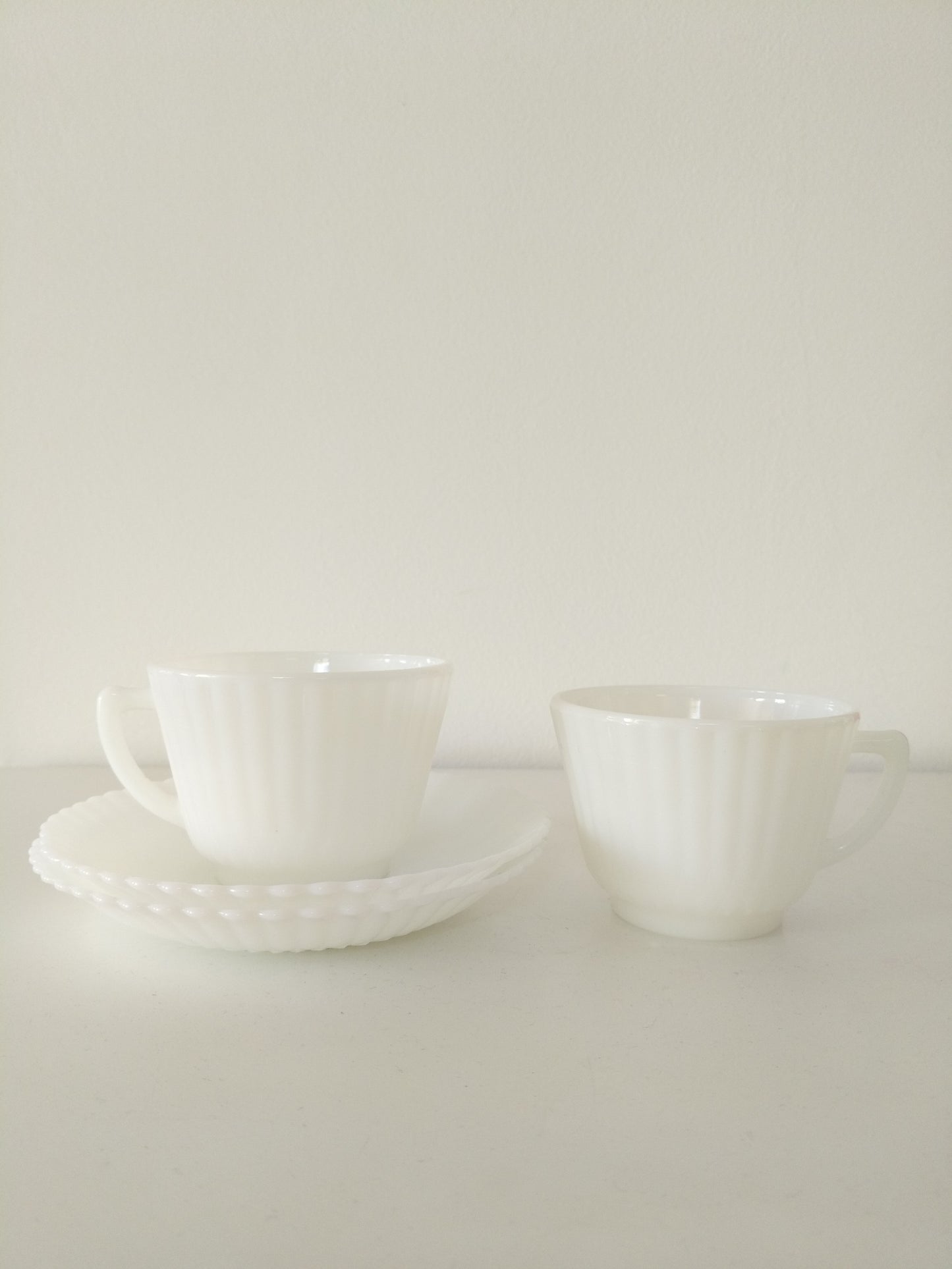 Ensemble de 2 tasses et 2 soucoupes en verre opalin Petalware Macbeth-Evans USA - cetaitmieuxavant
