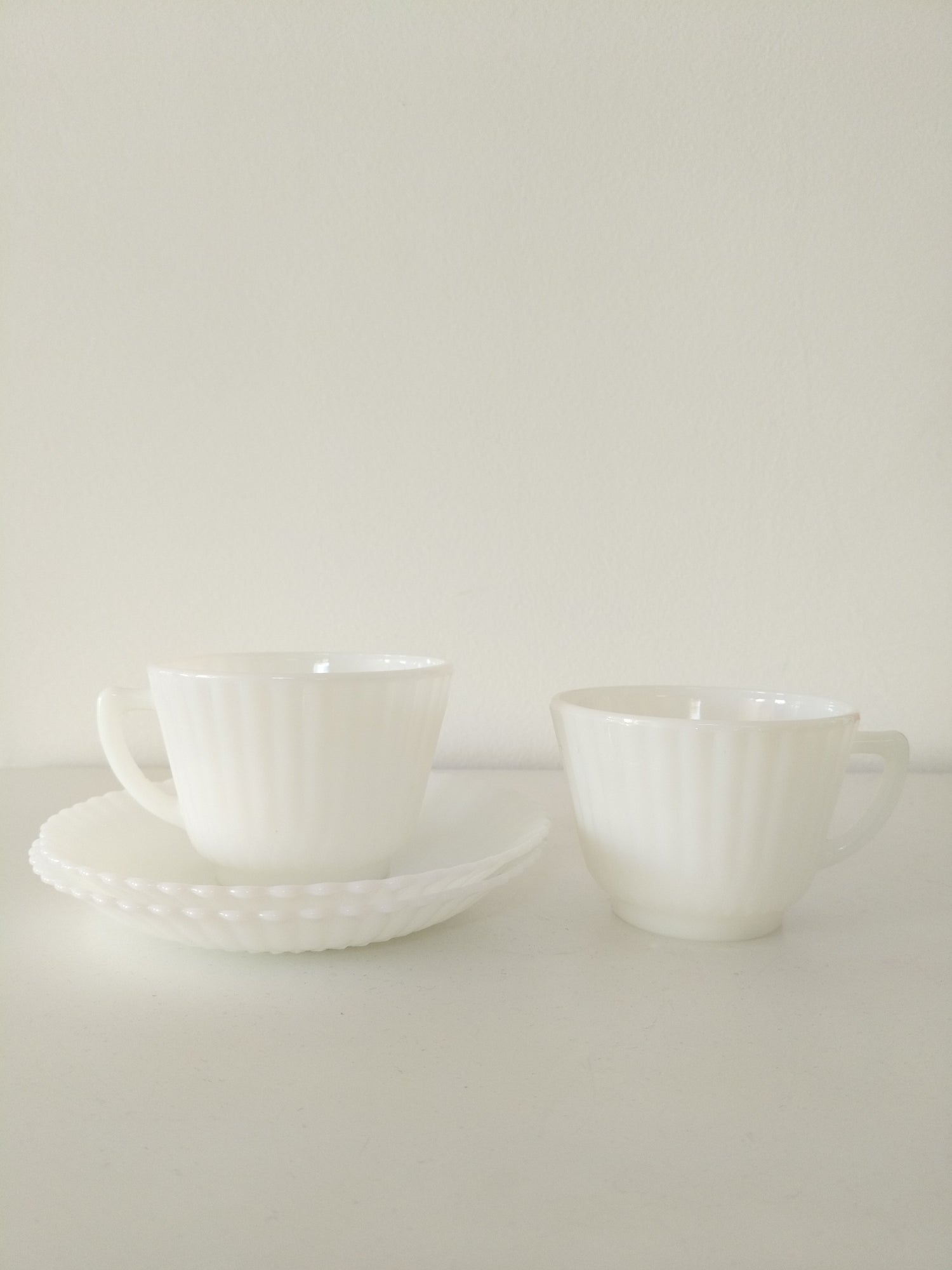 Ensemble de 2 tasses et 2 soucoupes en verre opalin Petalware Macbeth-Evans USA - cetaitmieuxavant