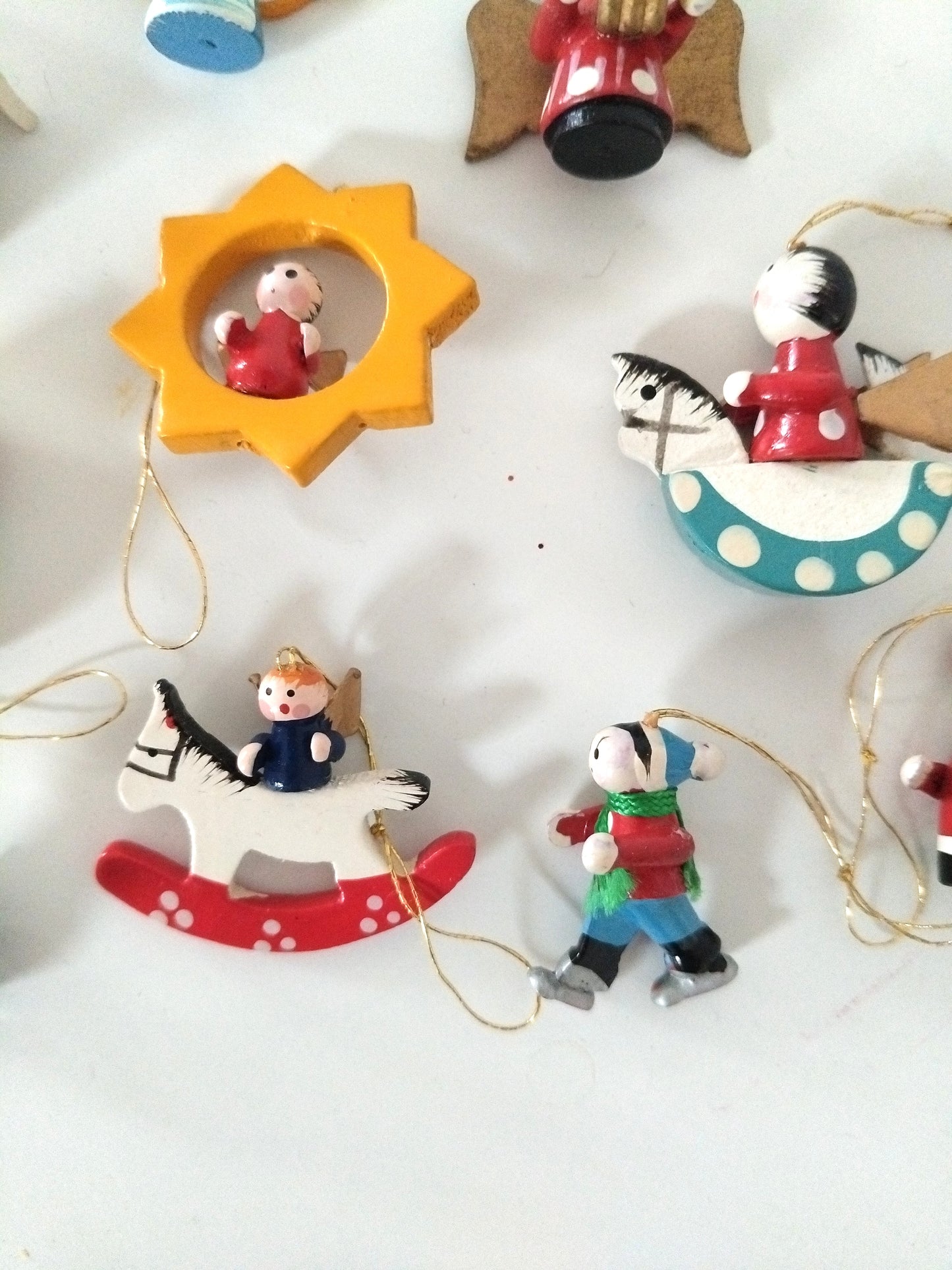 Ensemble de 12 petits sujets de Noël en bois