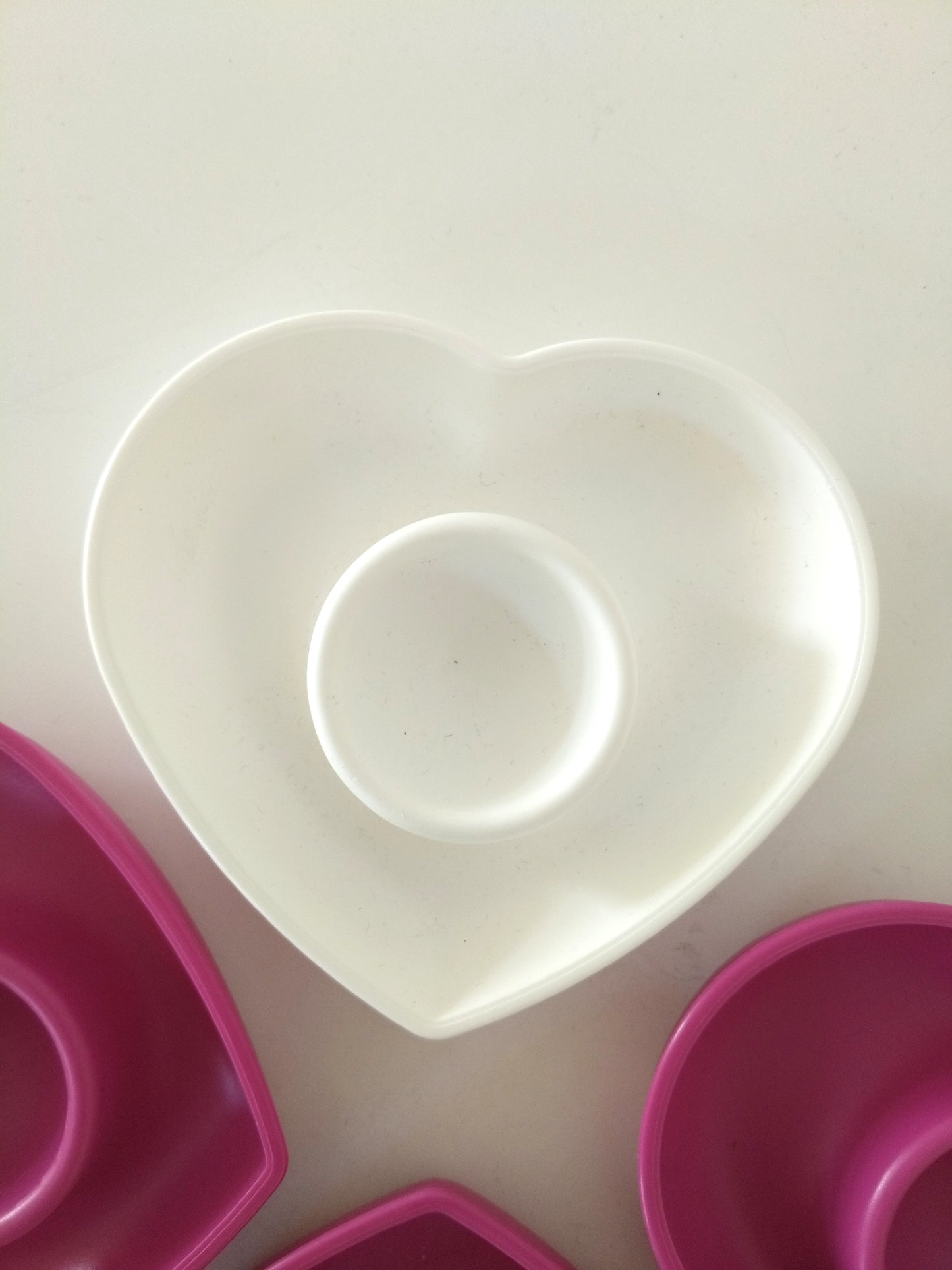 Coquetier cœur Koziol en plastique rose ou blanc au choix