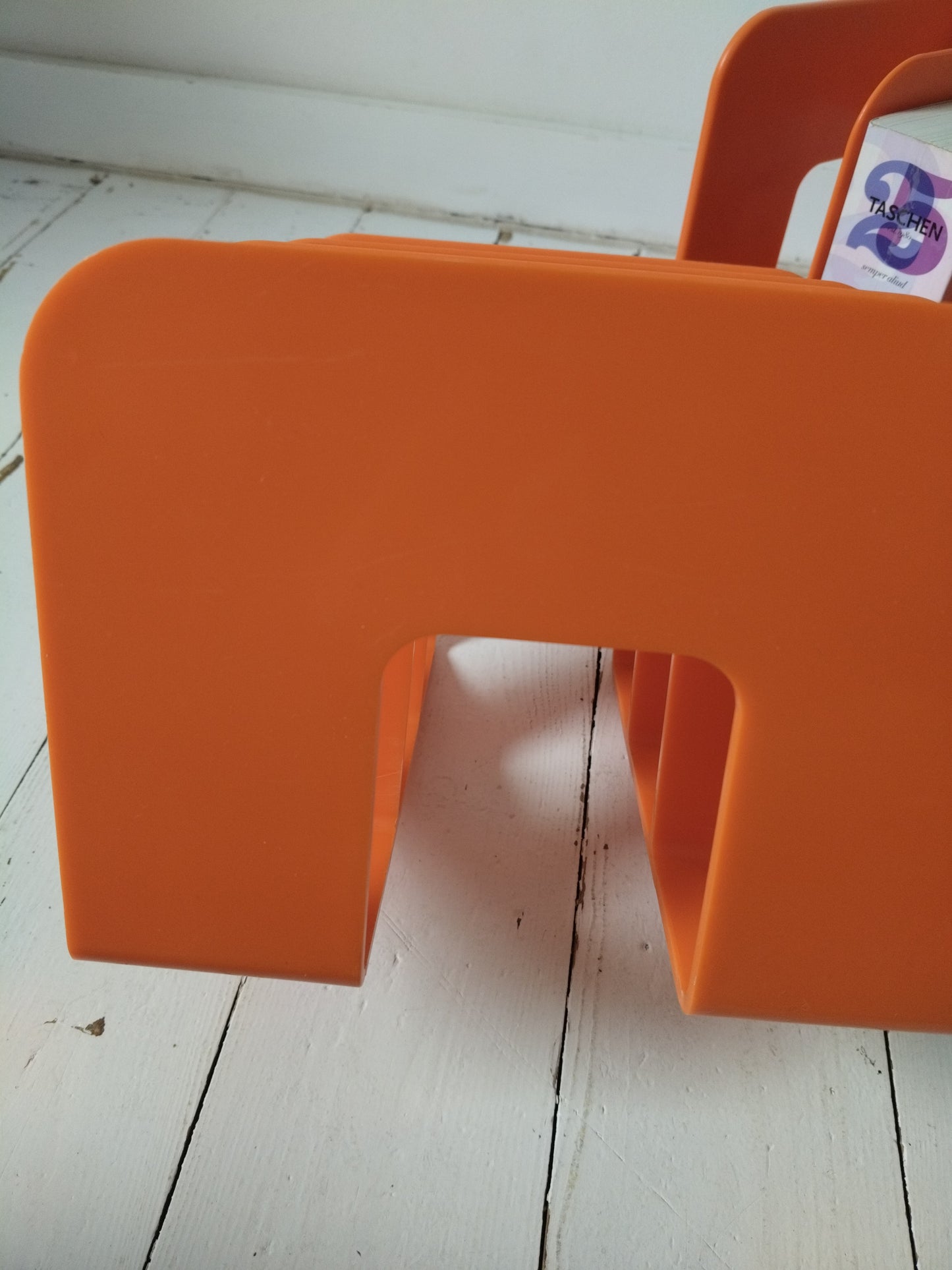 Range-livres/ magazines/ vinyles en plastique ORANGE par Sven-Eric Juhlin pour Gustavsberg 1395 !!! Réservé Émilie !!! - cetaitmieuxavant
