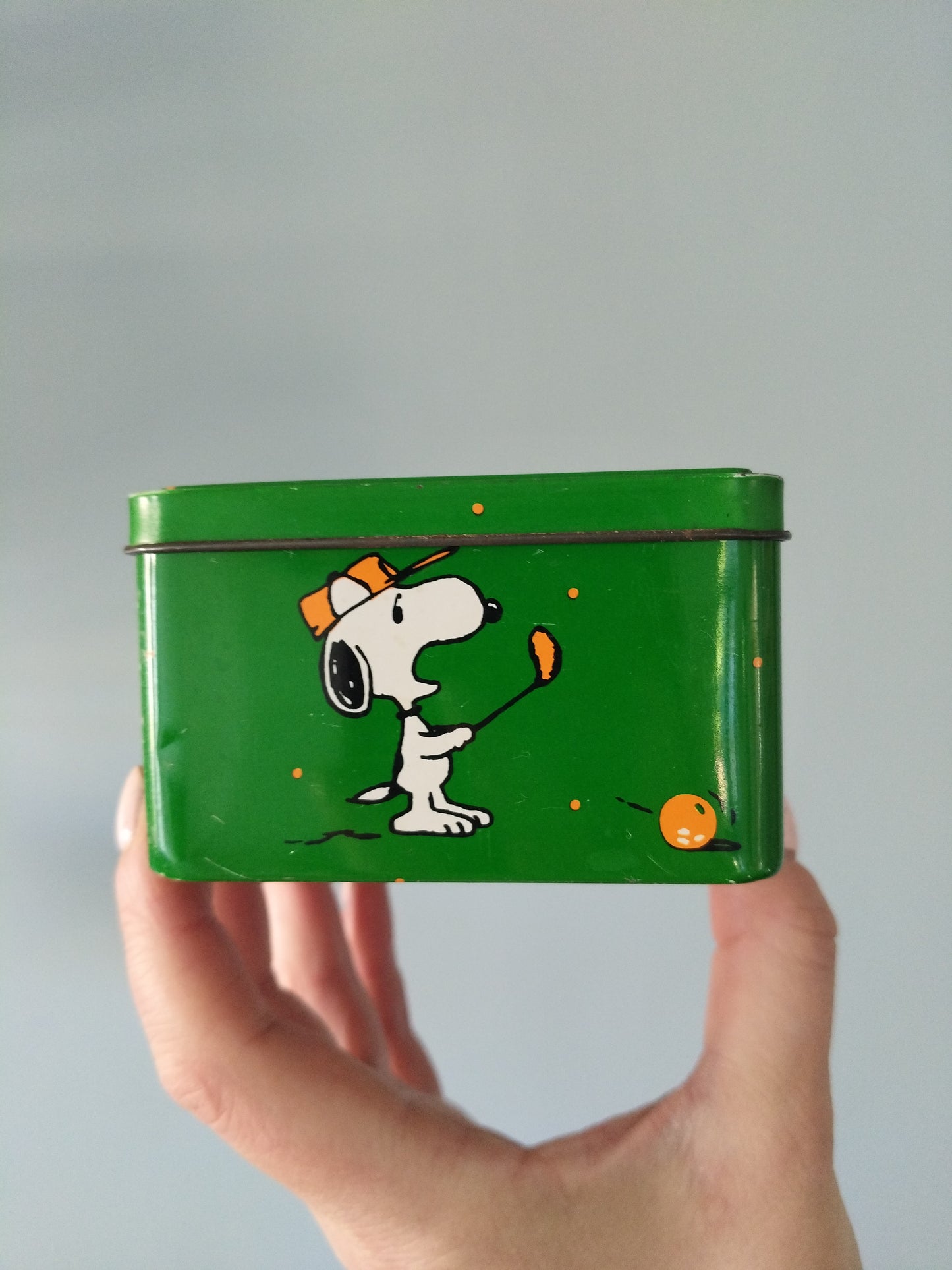 Boîte métallique Snoopy mini-golf 1958 United Feature Syndicate pour Van Melle confiserie bonbons tendres orange - cetaitmieuxavant