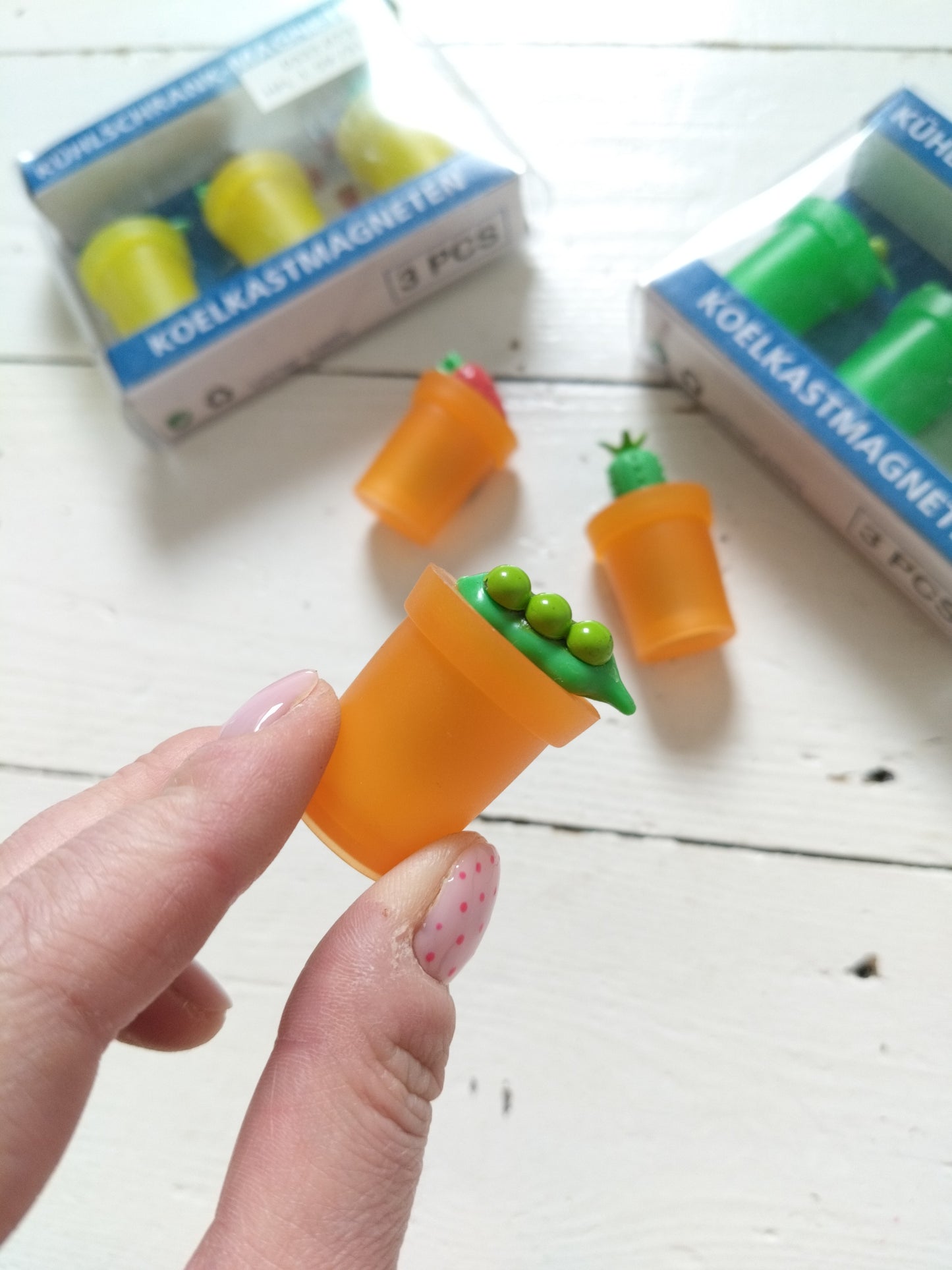 3 magnets en plastique verts, jaunes ou oranges au choix