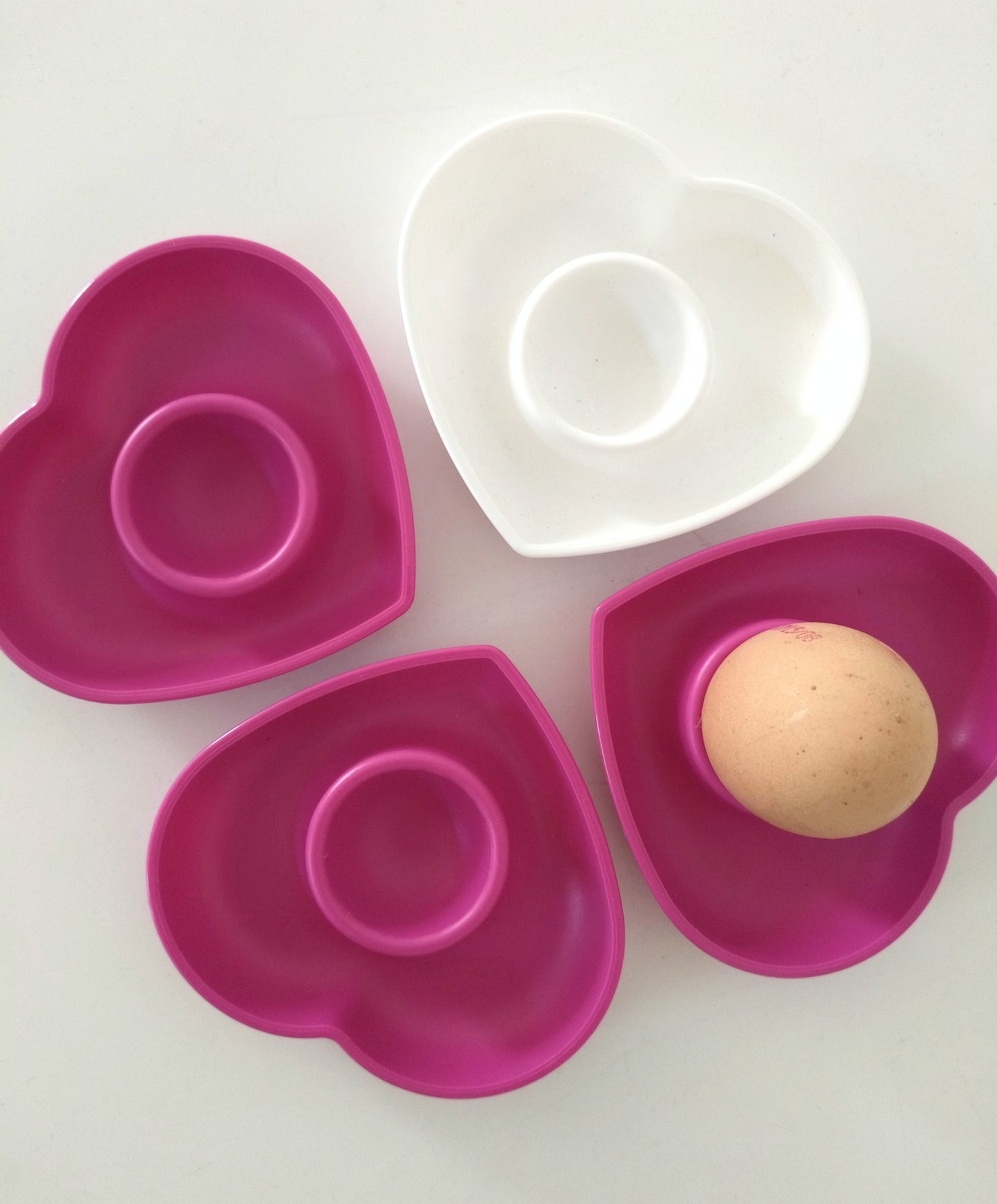 Coquetier cœur Koziol en plastique rose ou blanc au choix