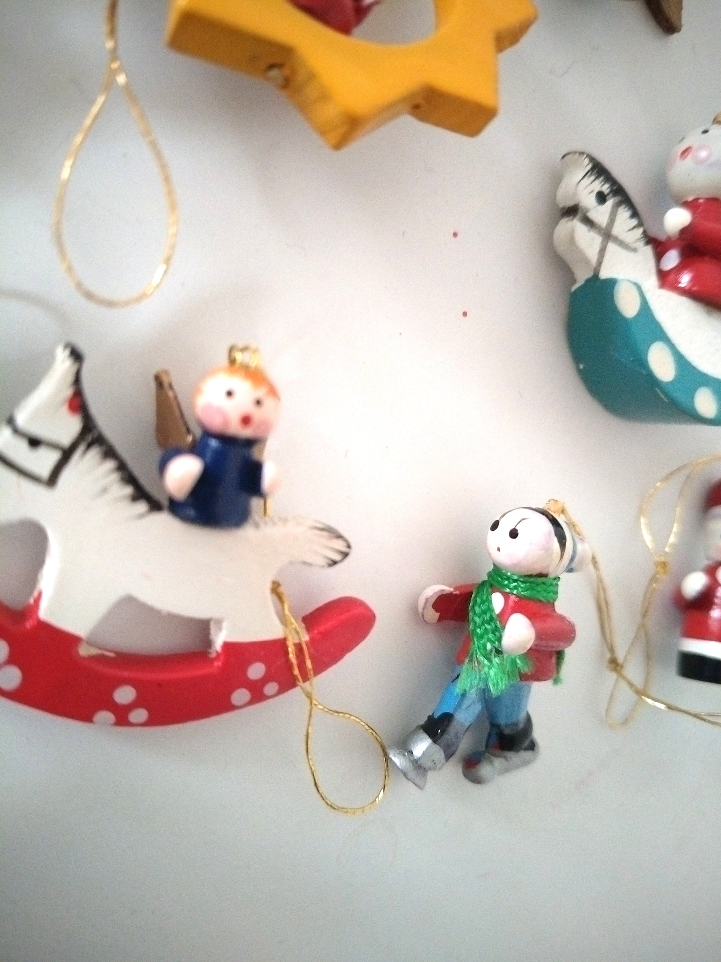 Ensemble de 12 petits sujets de Noël en bois