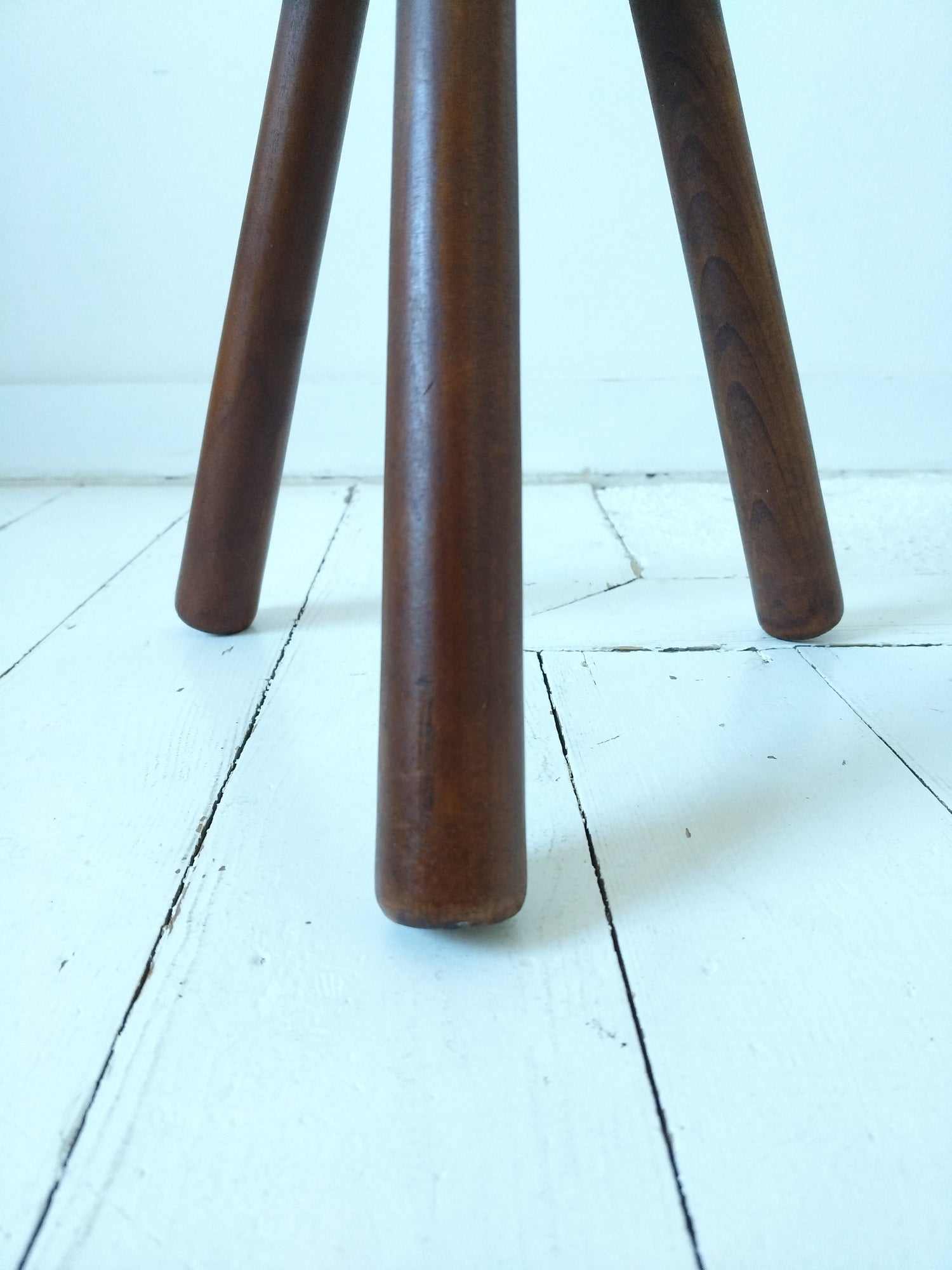 Ancien petit tabouret de métier tripode en bois massif - cetaitmieuxavant