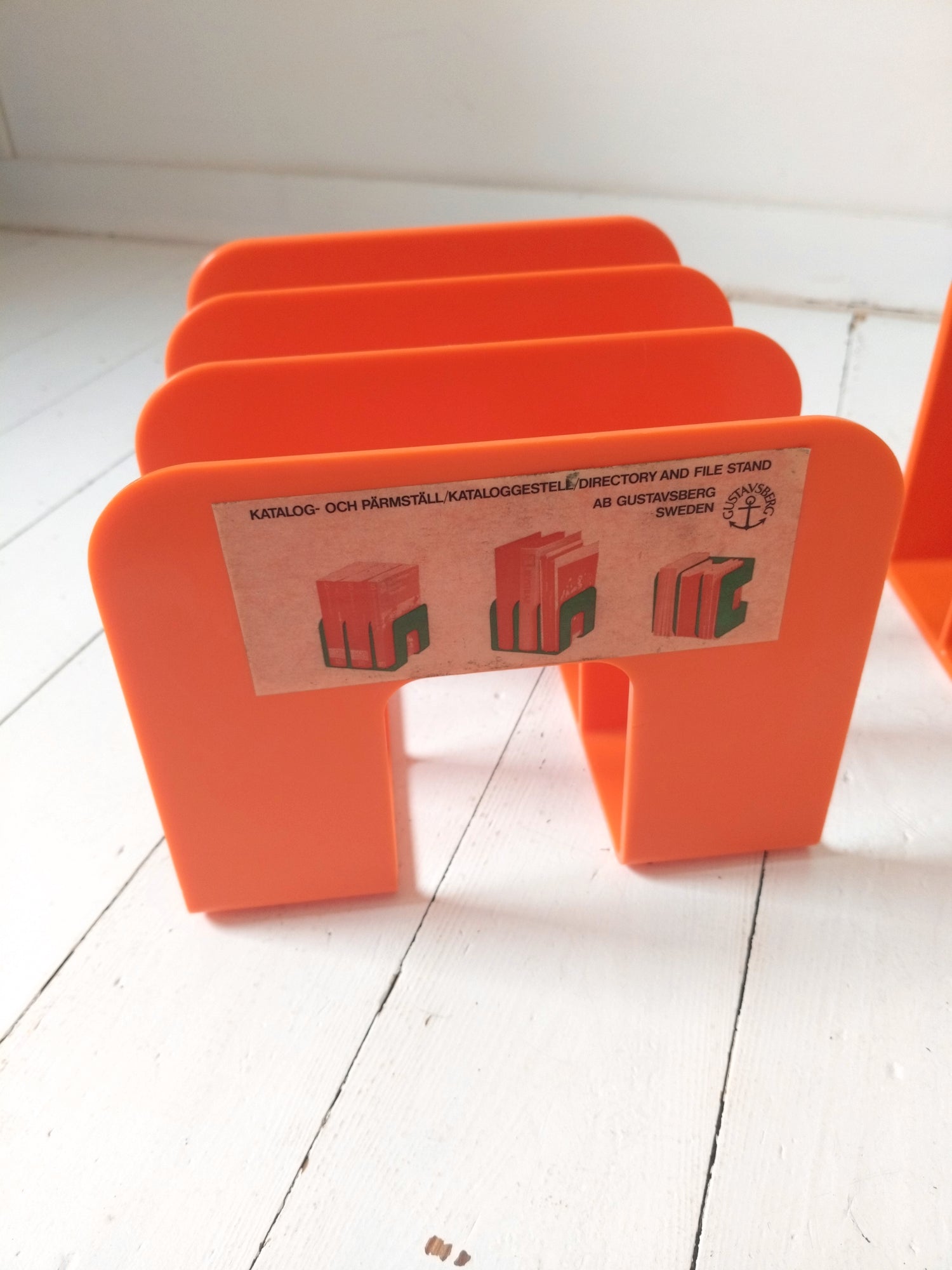 Range-livres/ magazines/ vinyles en plastique ORANGE par Sven-Eric Juhlin pour Gustavsberg 1395 !!! Réservé Émilie !!! - cetaitmieuxavant