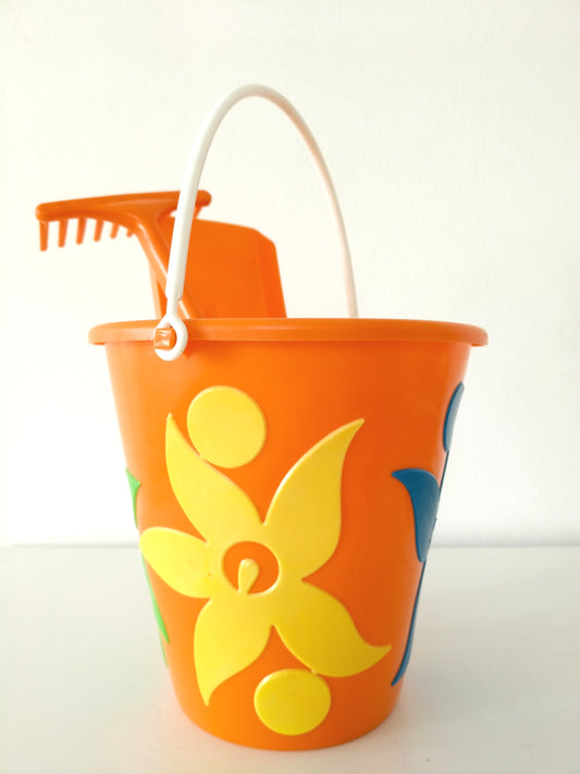 Ancien seau de plage/ pelle et rateau en plastique