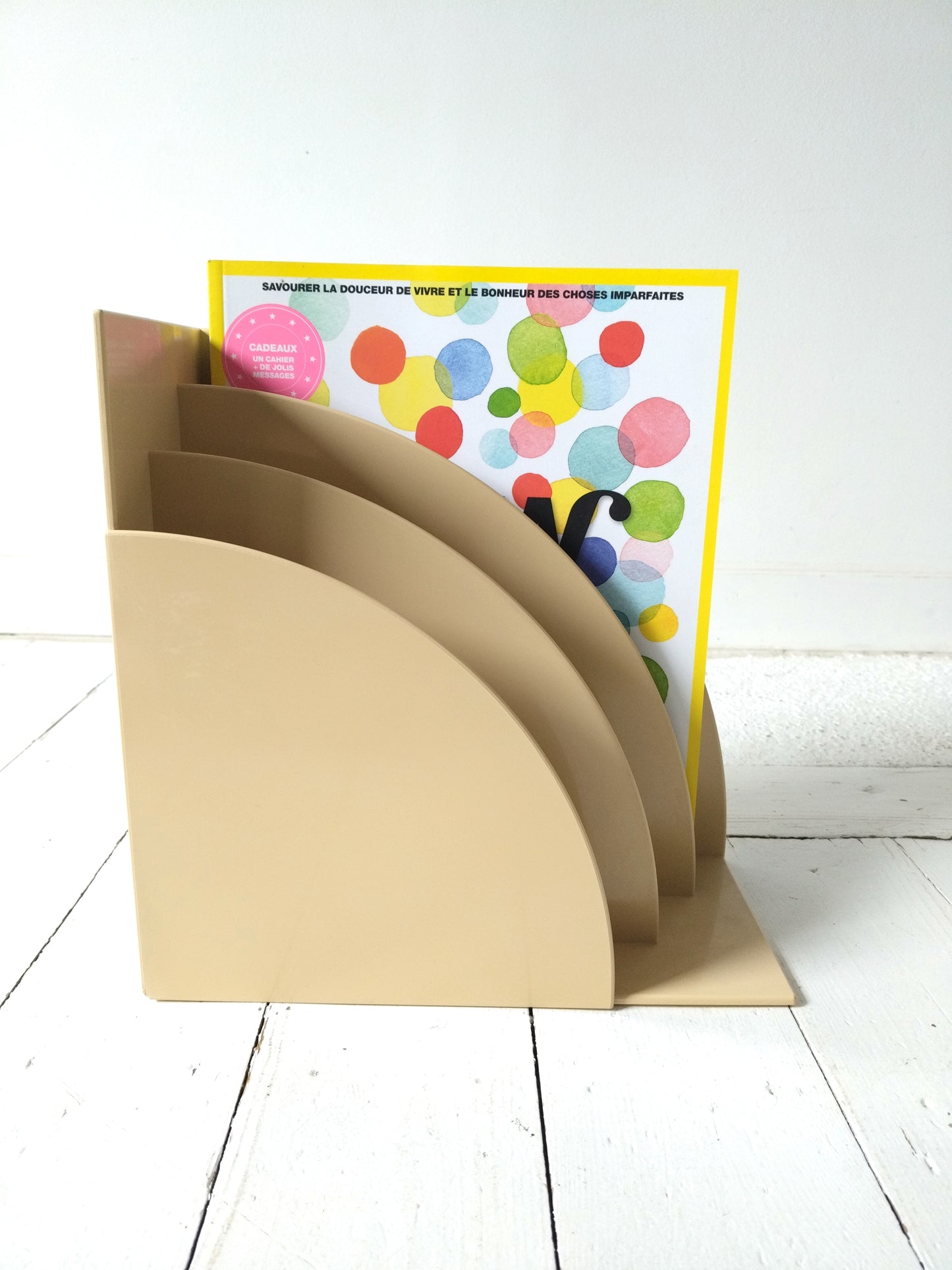 Range/ porte-revues/ vinyles en plastique beige Crayonne T. Conran pour Habitat 70's - cetaitmieuxavant