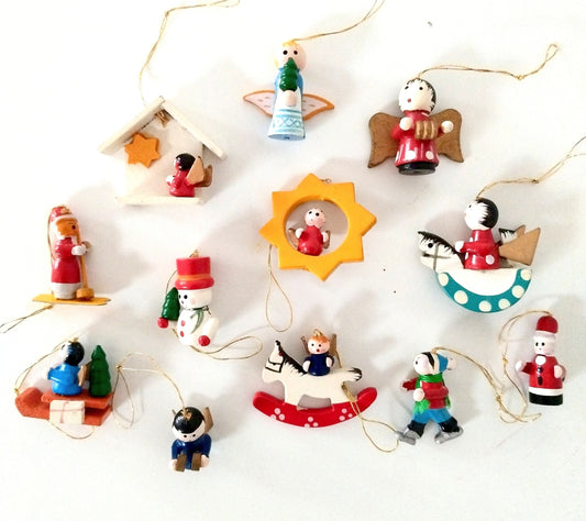 Ensemble de 12 petits sujets de Noël en bois