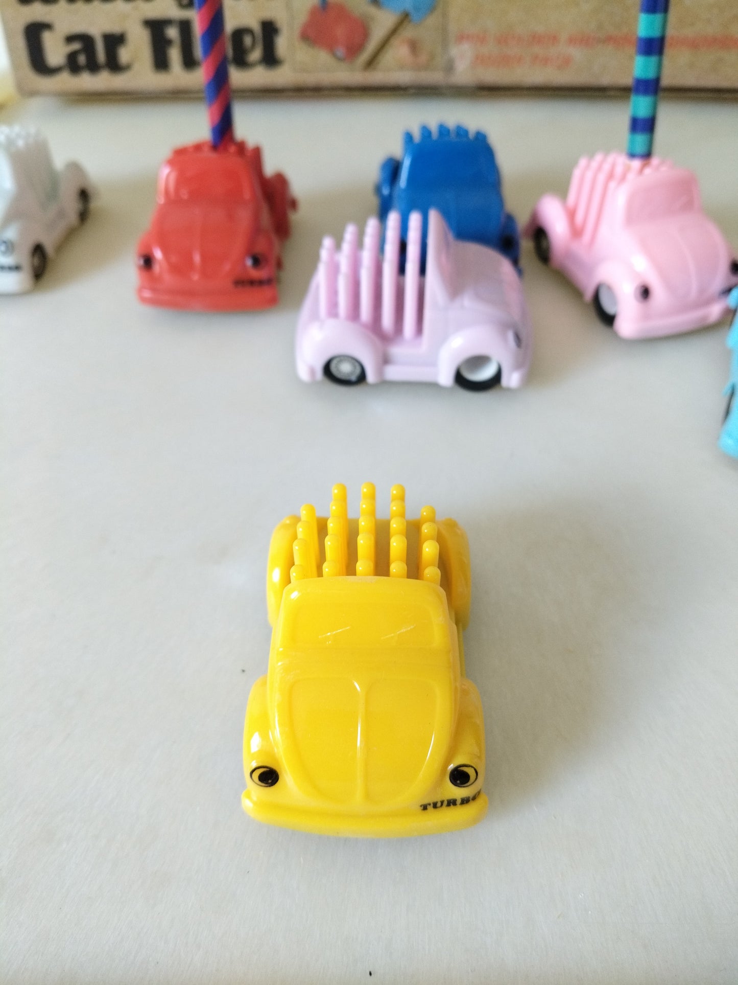 "Car Fleet" voiture Coccinelle Turbo miniature porte-stylo/ crayon et taille-crayon design UK couleur au choix