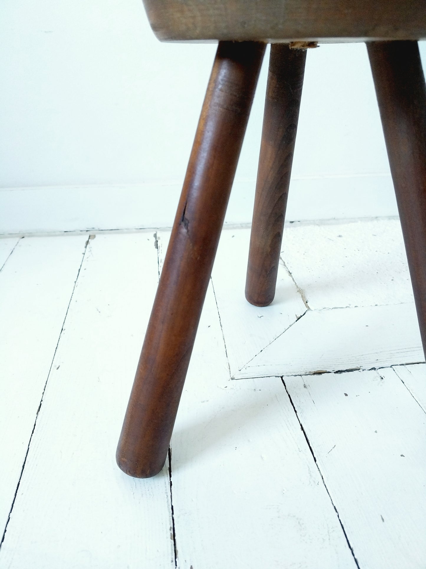 Ancien petit tabouret de métier tripode en bois massif - cetaitmieuxavant