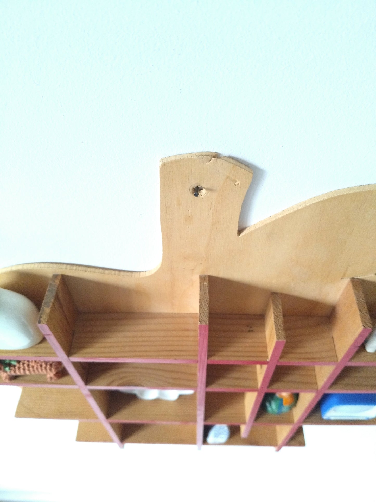 Étagère murale pomme pour miniatures en bois