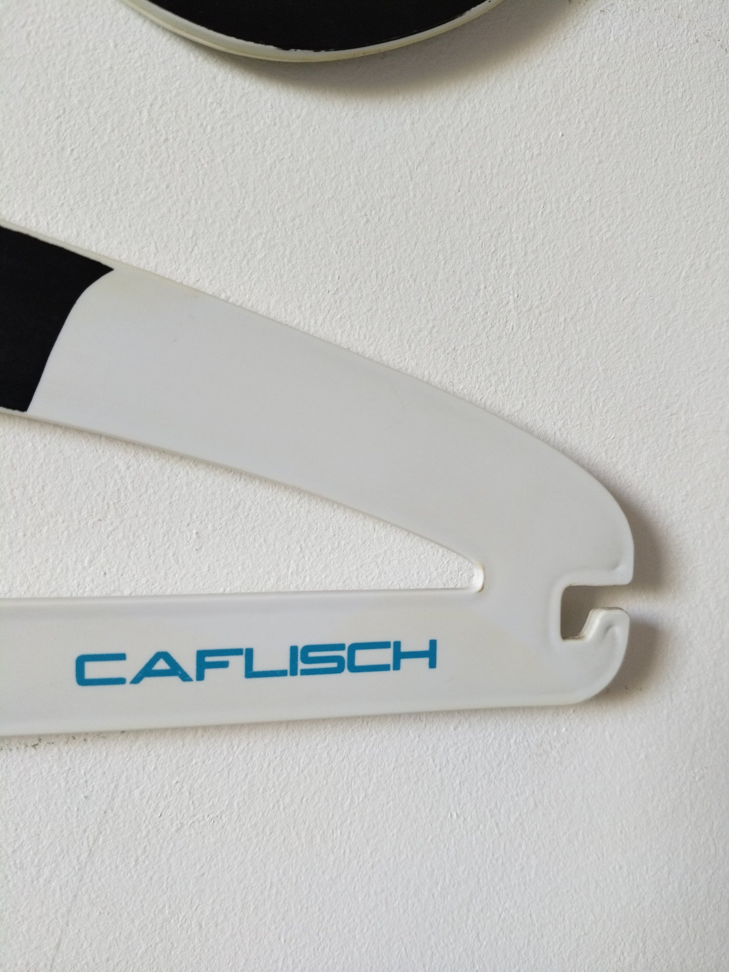 Cintre visage tête en plastique Caflisch Italie - cetaitmieuxavant