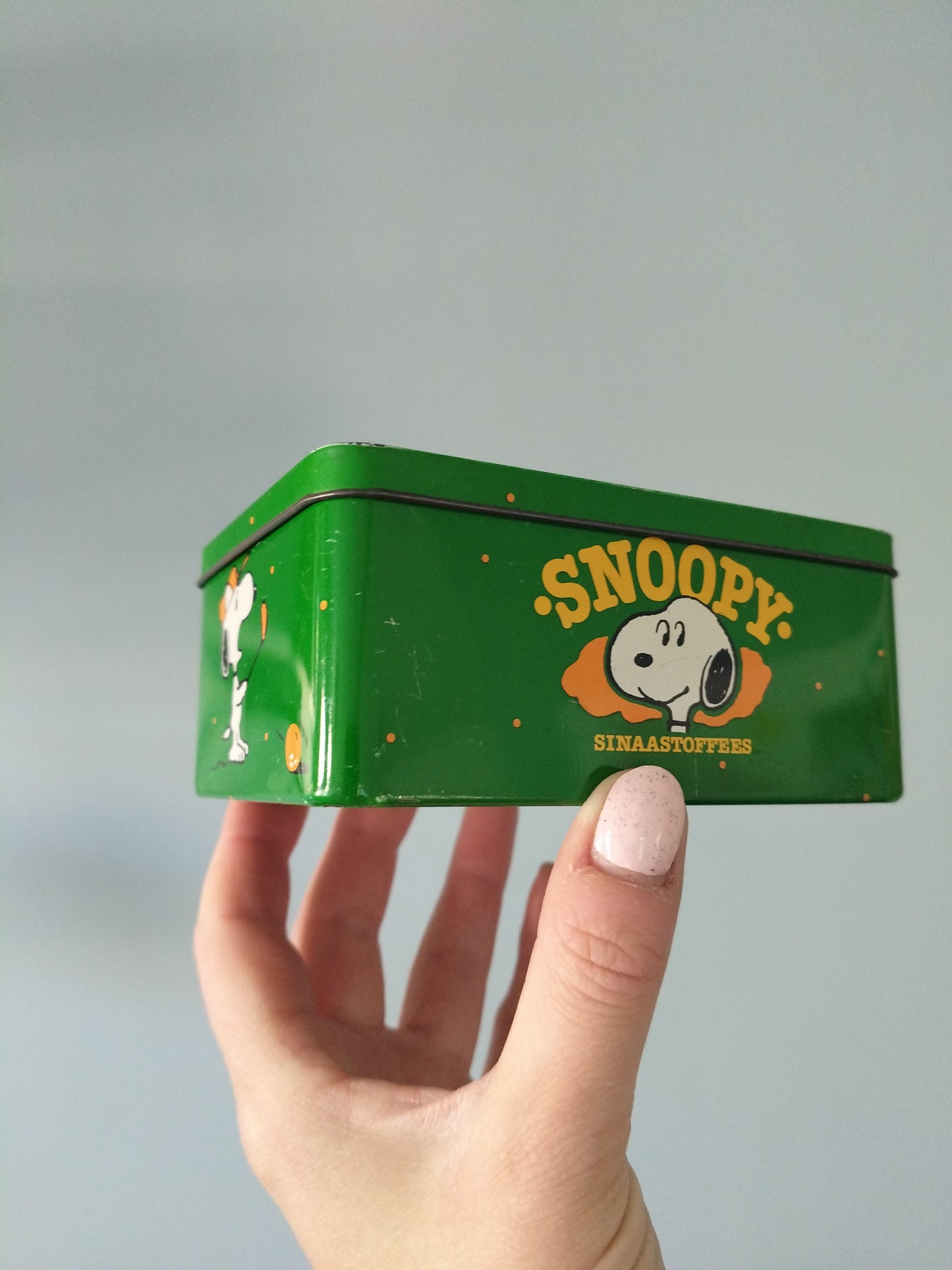 Boîte métallique Snoopy mini-golf 1958 United Feature Syndicate pour Van Melle confiserie bonbons tendres orange - cetaitmieuxavant