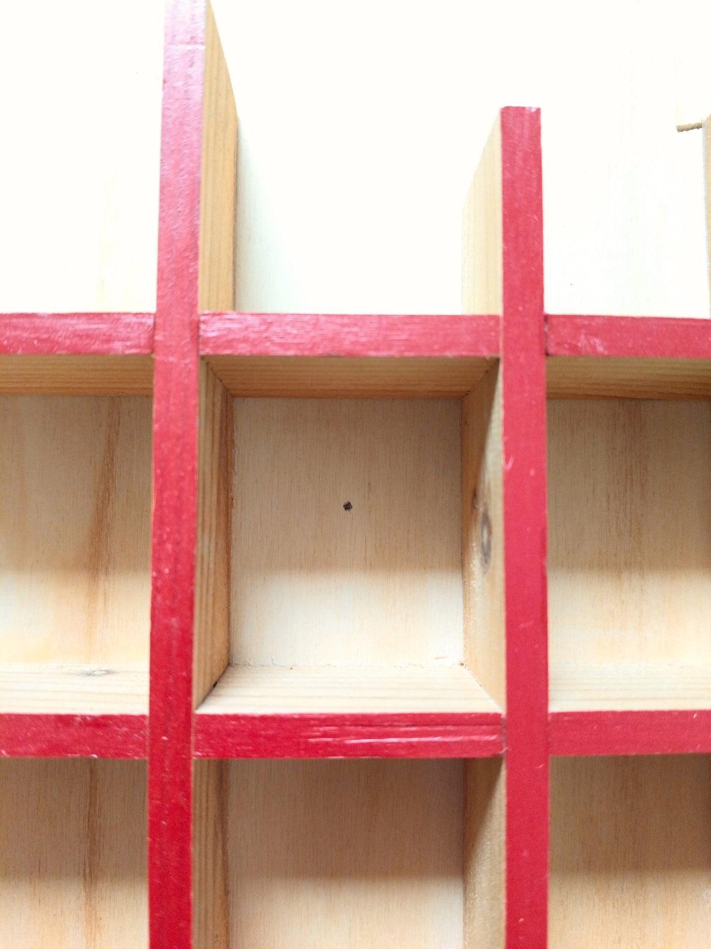 Étagère murale pomme pour miniatures en bois