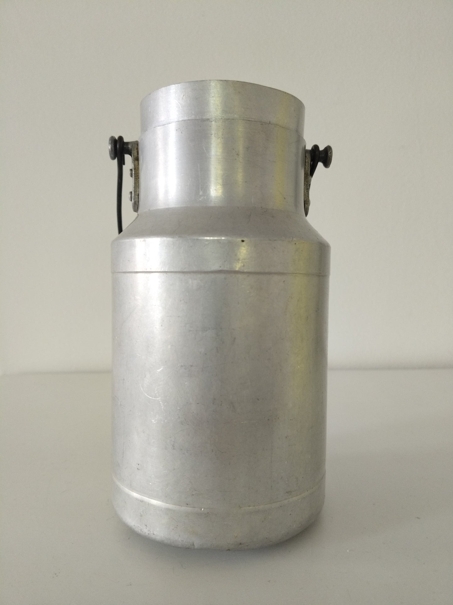 Ancien pot à lait en aluminium ou en plastique Gilac au choix