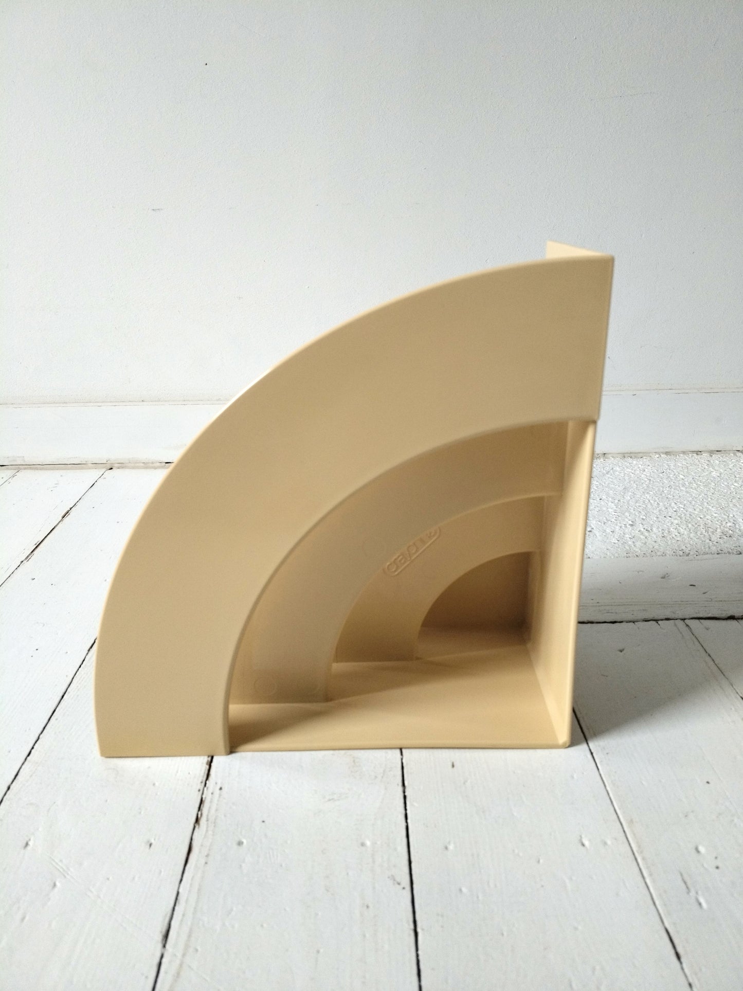 Range/ porte-revues/ vinyles en plastique beige Crayonne T. Conran pour Habitat 70's - cetaitmieuxavant