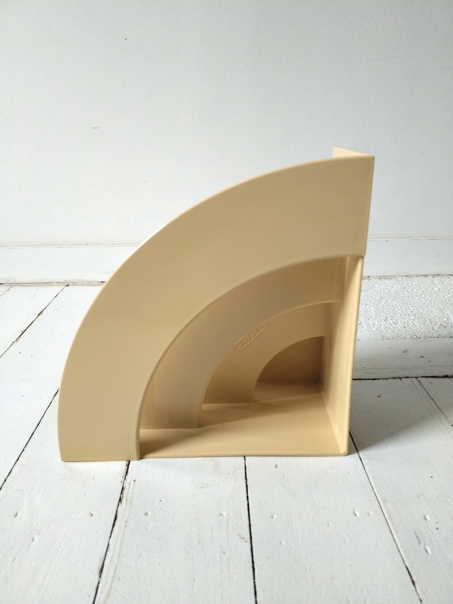 Range/ porte-revues/ vinyles en plastique beige Crayonne T. Conran pour Habitat 70's - cetaitmieuxavant