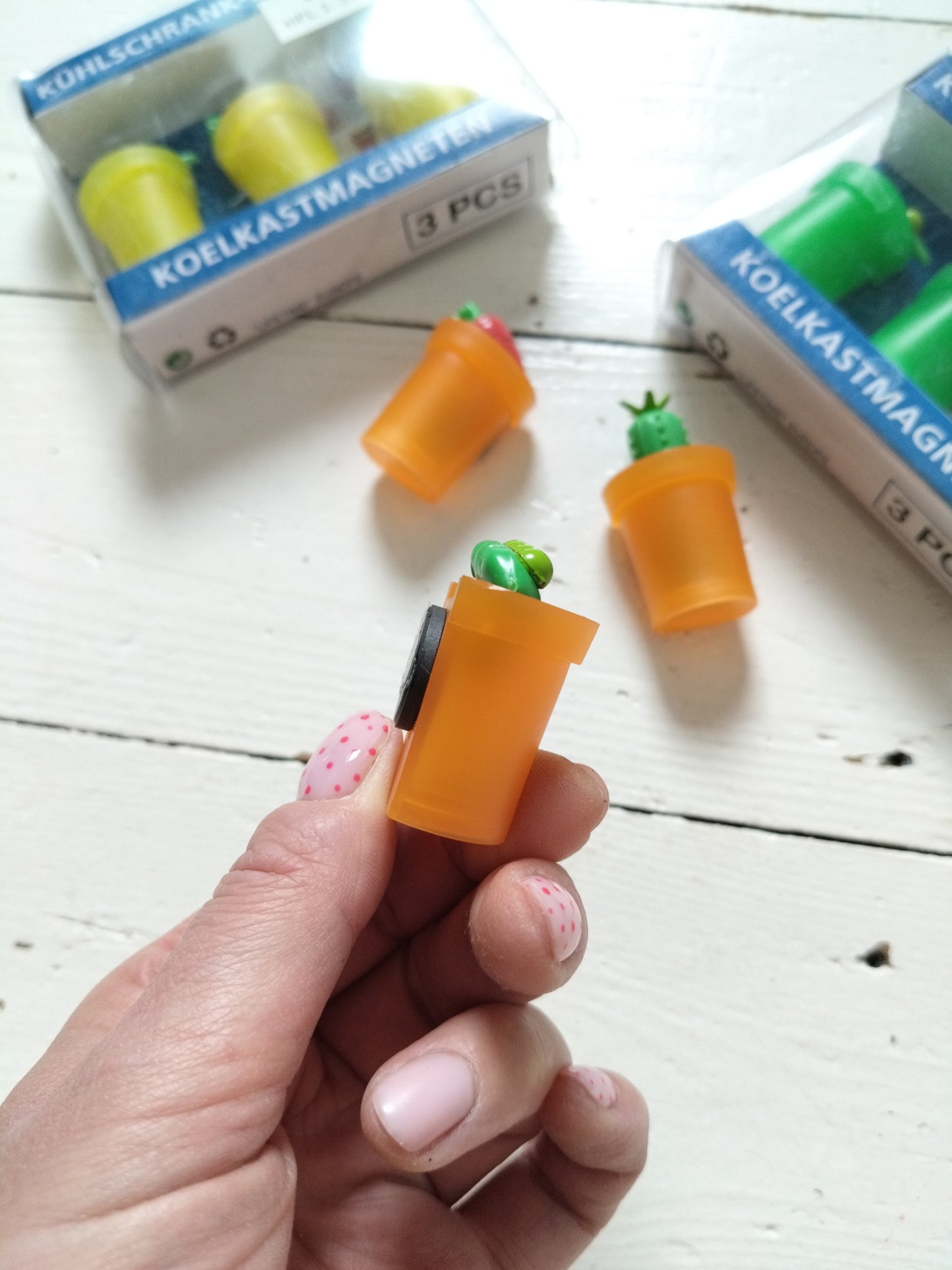 3 magnets en plastique verts, jaunes ou oranges au choix