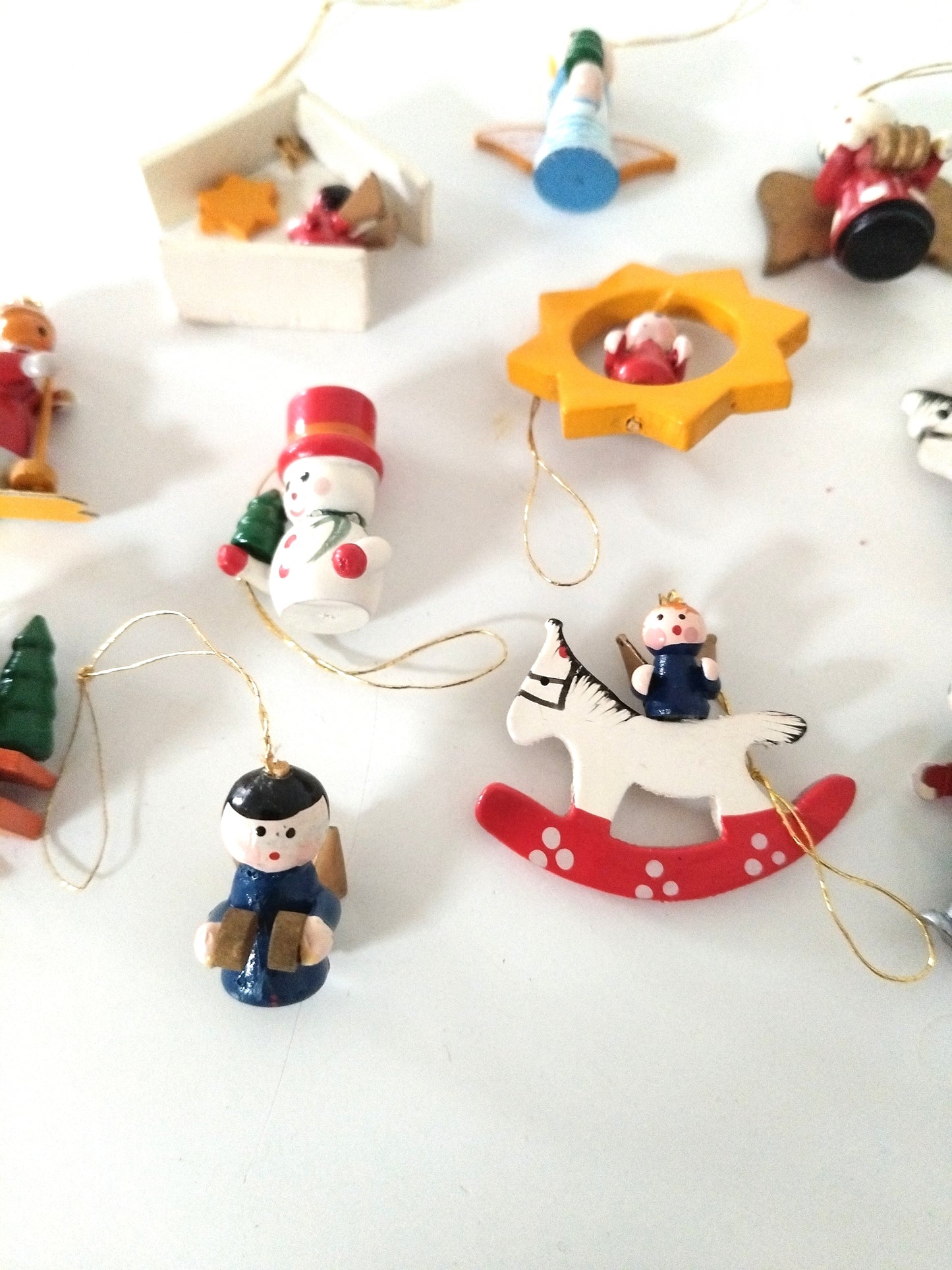 Ensemble de 12 petits sujets de Noël en bois