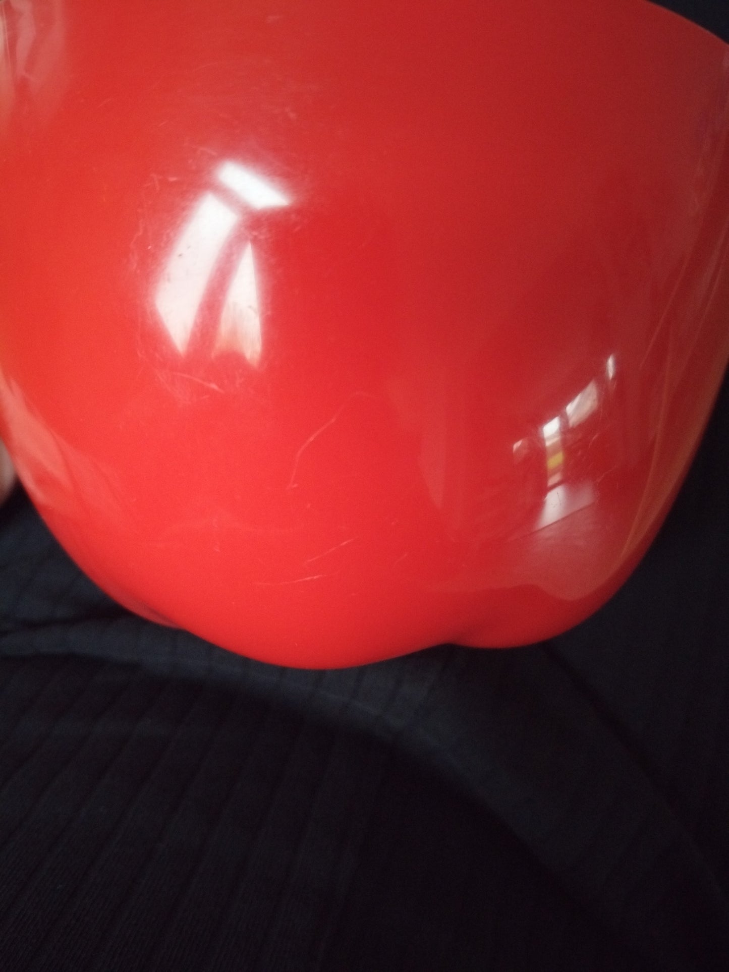 Pomme à glaçons en plastique rouge ou orange au choix