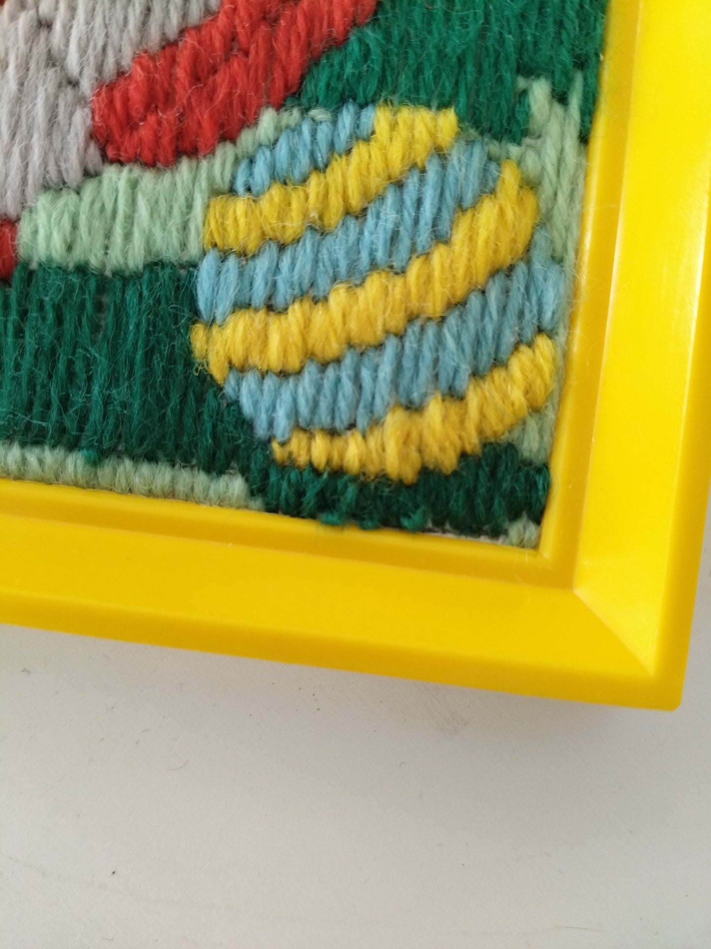 Ancienne broderie de Babar encadrée