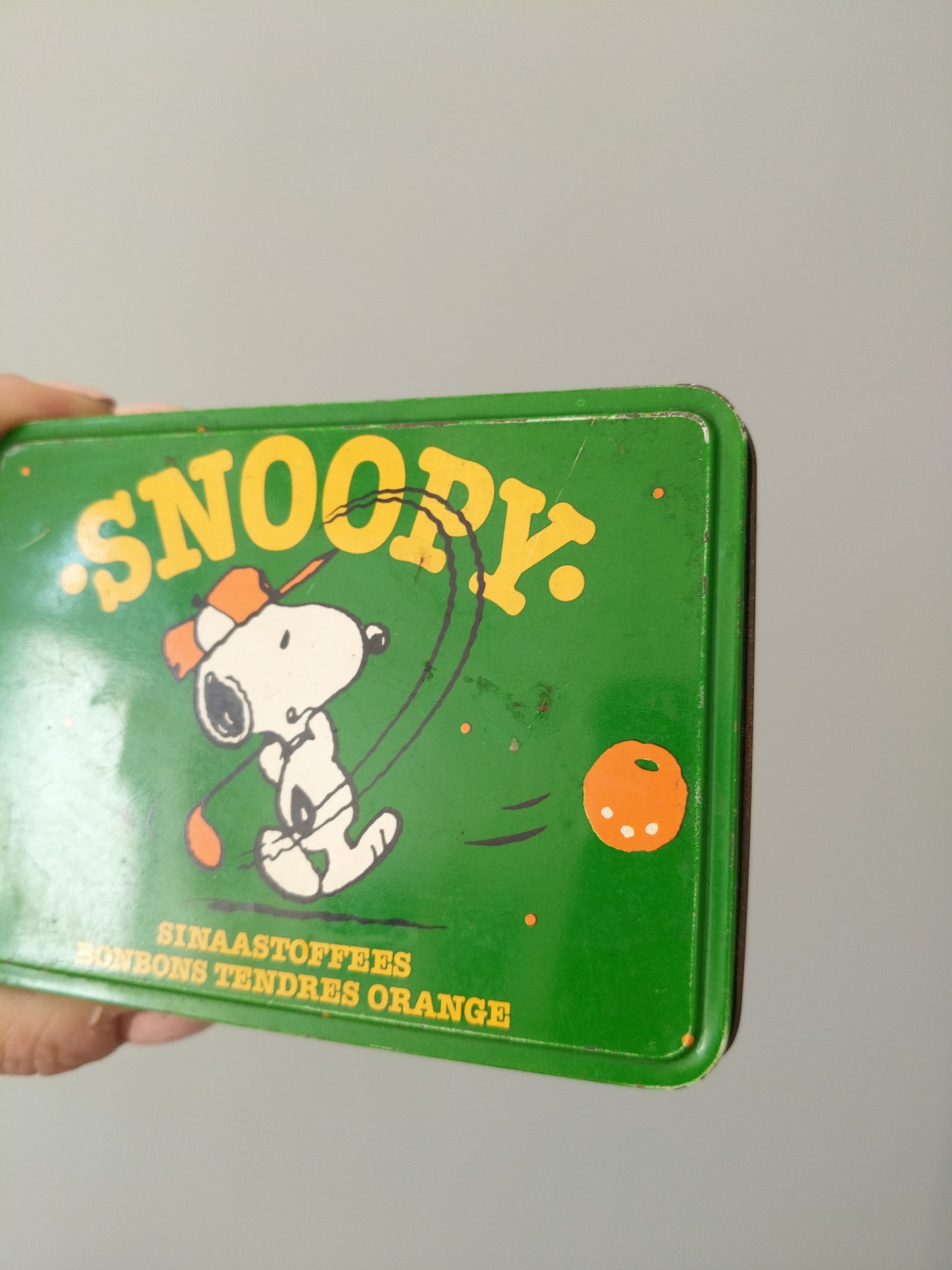 Boîte métallique Snoopy mini-golf 1958 United Feature Syndicate pour Van Melle confiserie bonbons tendres orange - cetaitmieuxavant