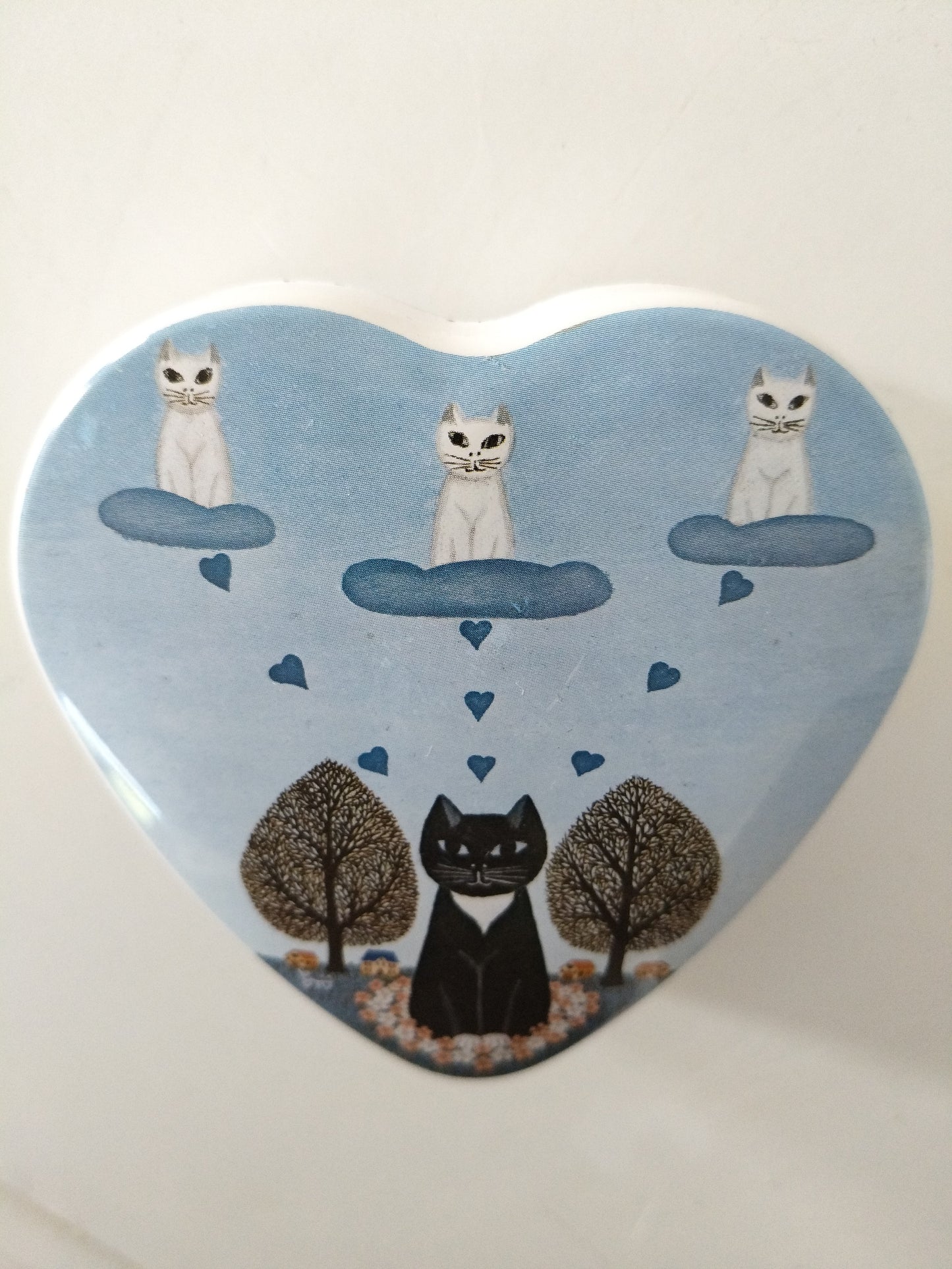 Petite boîte métallique cœur décor chats