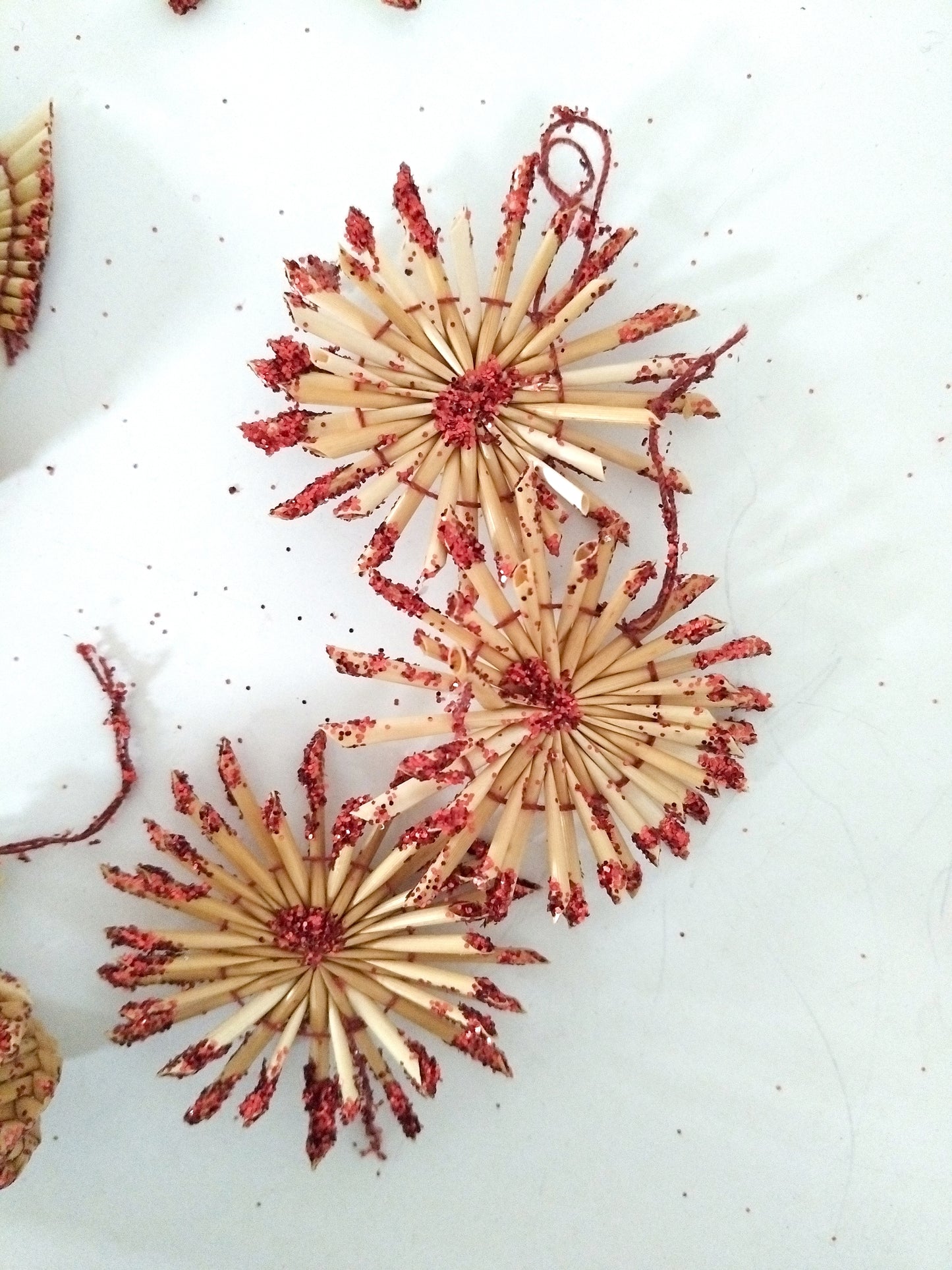 Ensemble de 23 petites décorations de Noël en paille à suspendre made in England (2 lots disponibles)