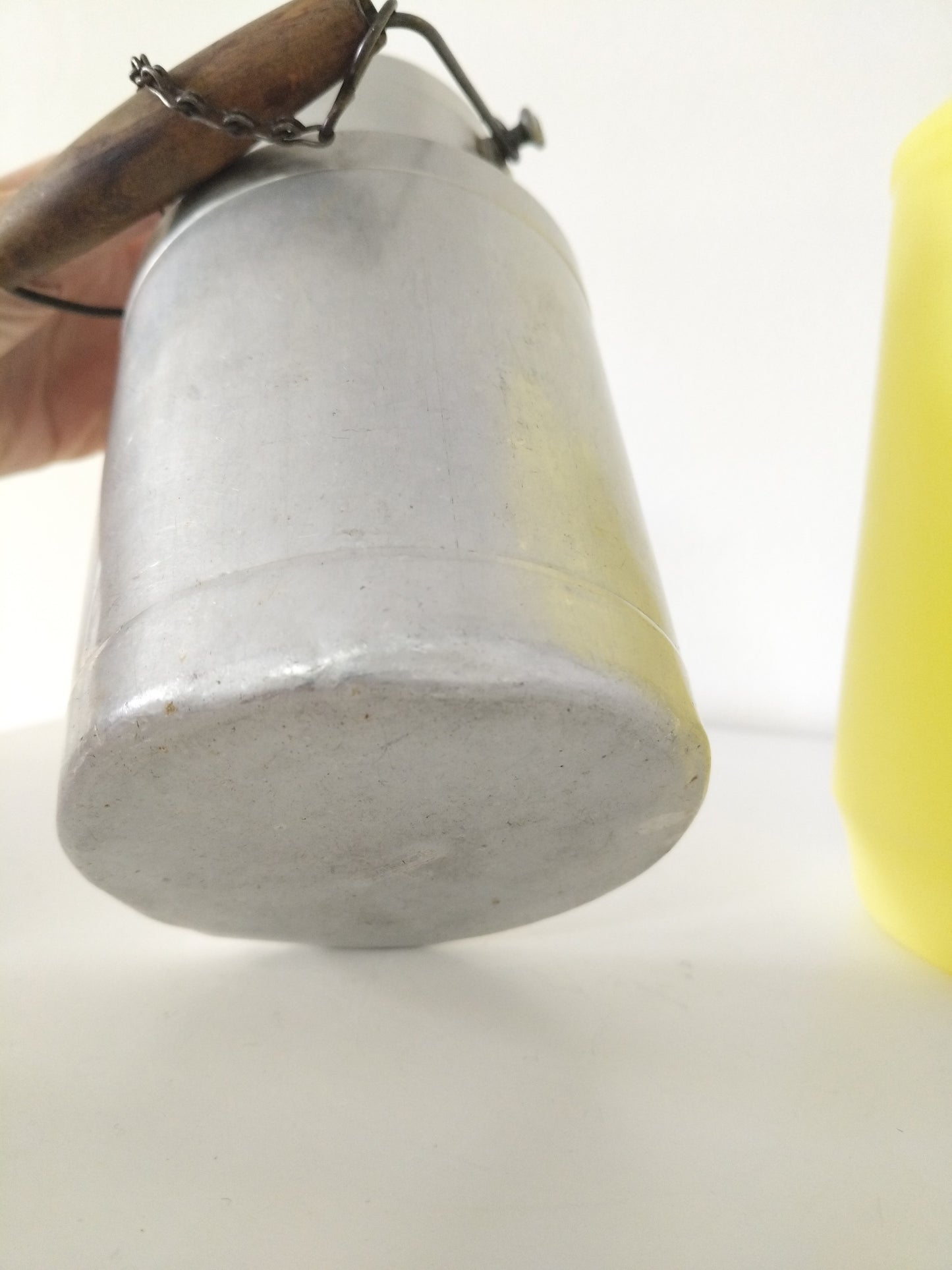 Ancien pot à lait en aluminium ou en plastique Gilac au choix