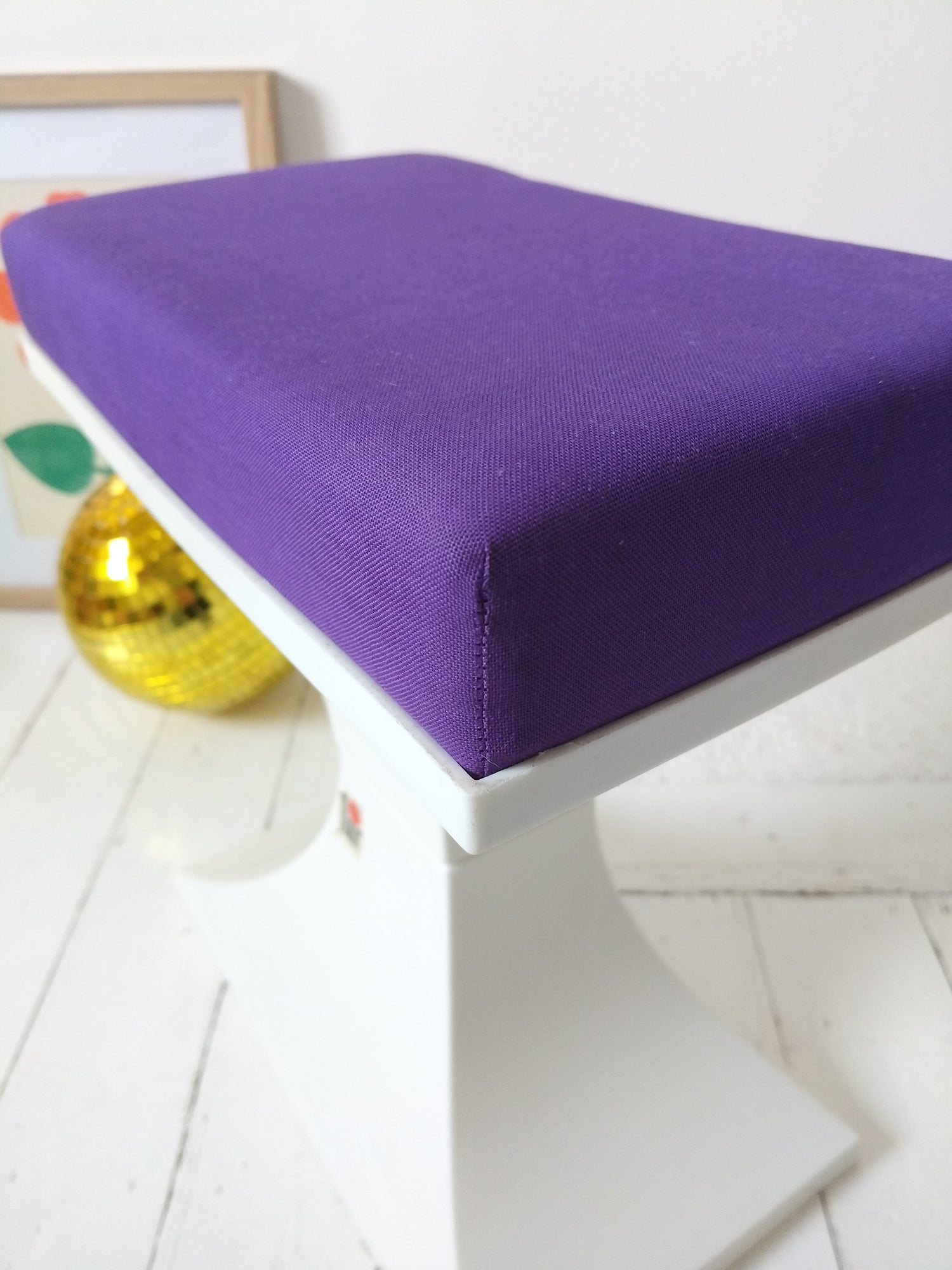 Tabouret d'appoint Flair Prisunic Holland plastique mauve et blanc - cetaitmieuxavant