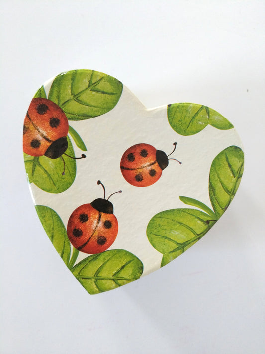Petite boîte cartonnée cœur coccinelles