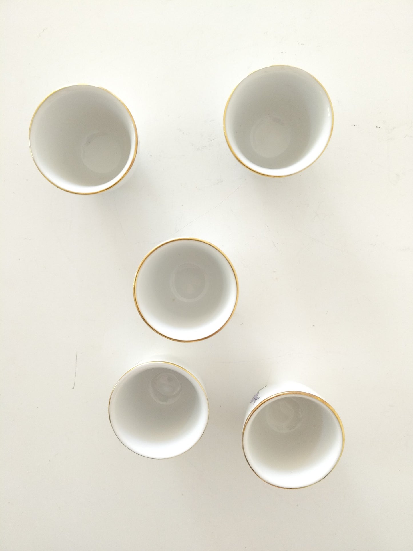 Ensemble de 5 verres à liqueur, coquetiers ou petits ramequins en porcelaine Kalocsa Hongrie