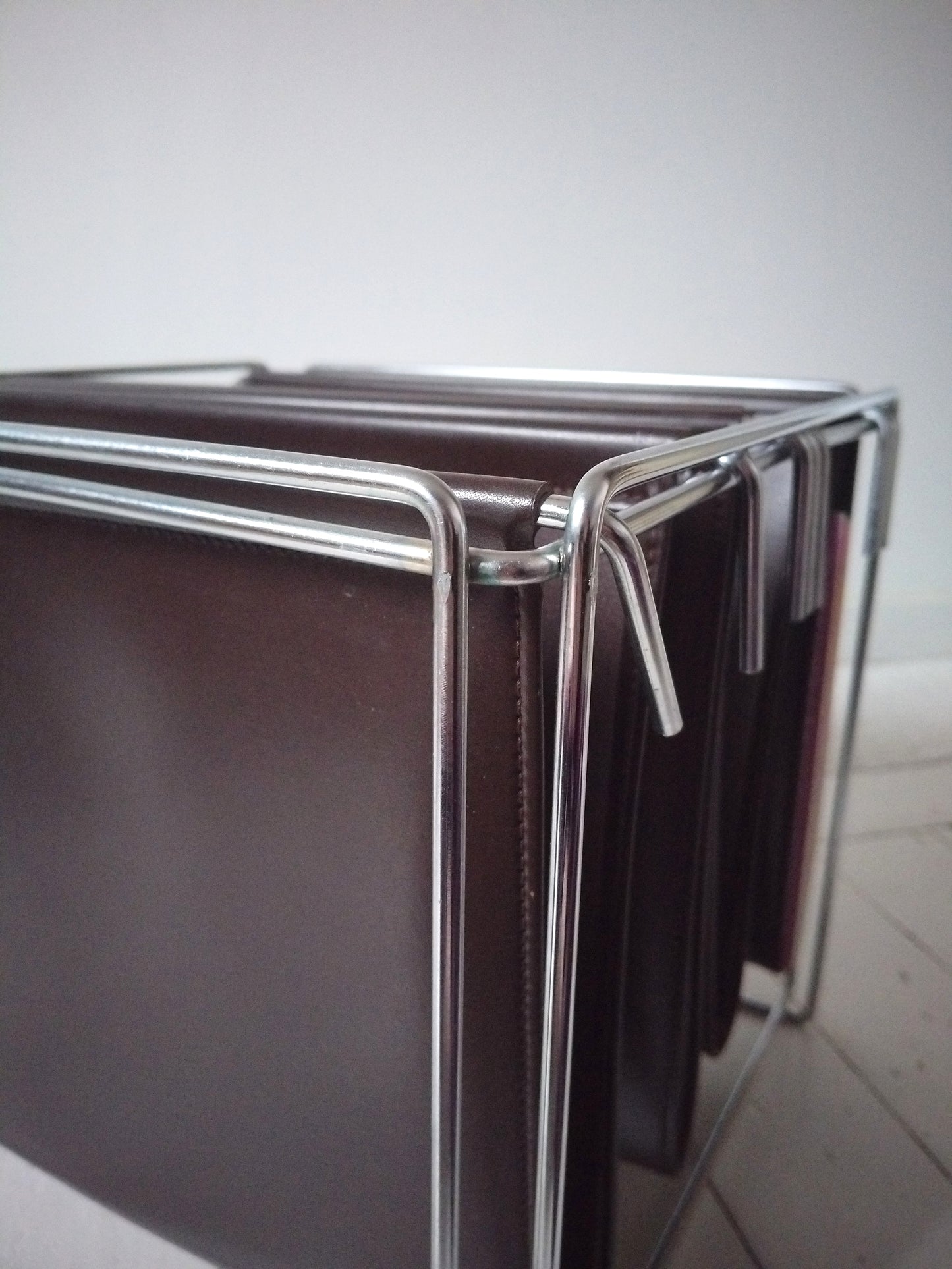 Porte-revues/ range-documents/ vinyles métal et simili cuir par Max Sauze pour Isocèle 70's