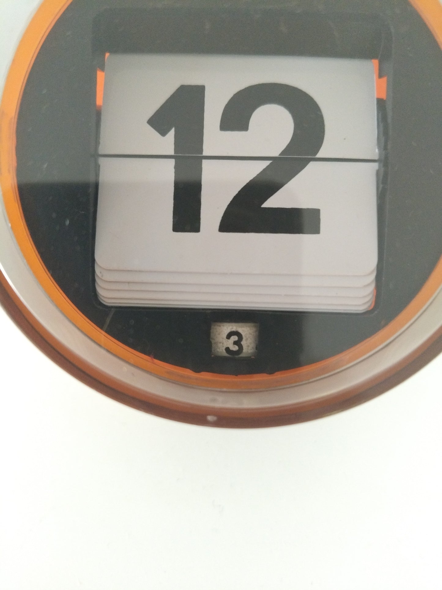 Calendrier perpétuel en plastique design UK made in Hong Kong - cetaitmieuxavant