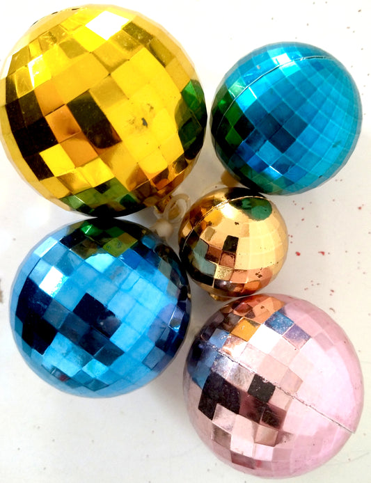 5 boules de Noël à facettes en plastique