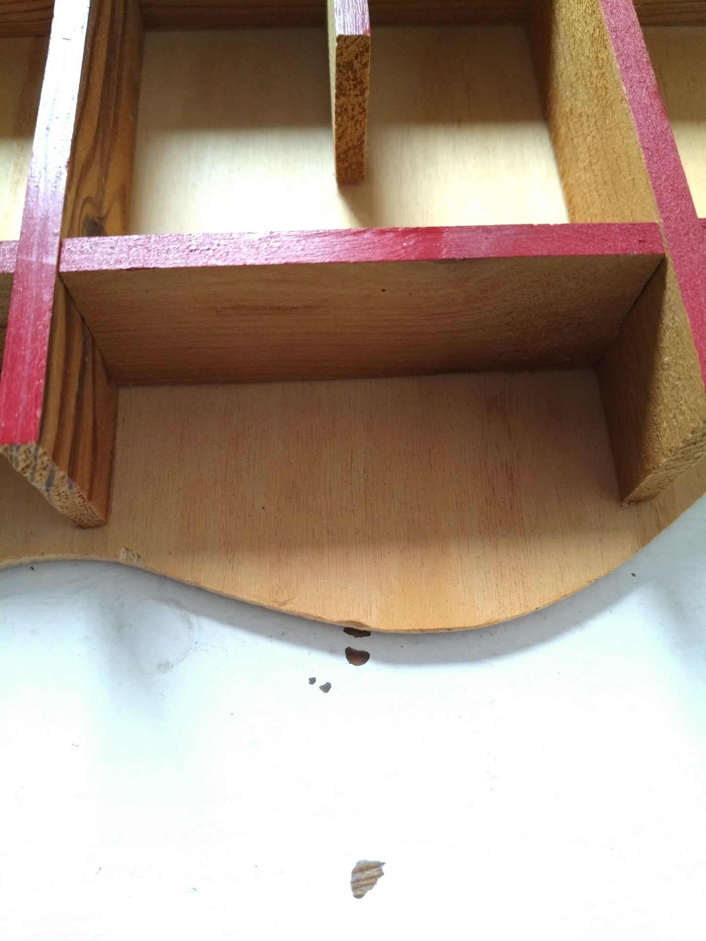 Étagère murale pomme pour miniatures en bois