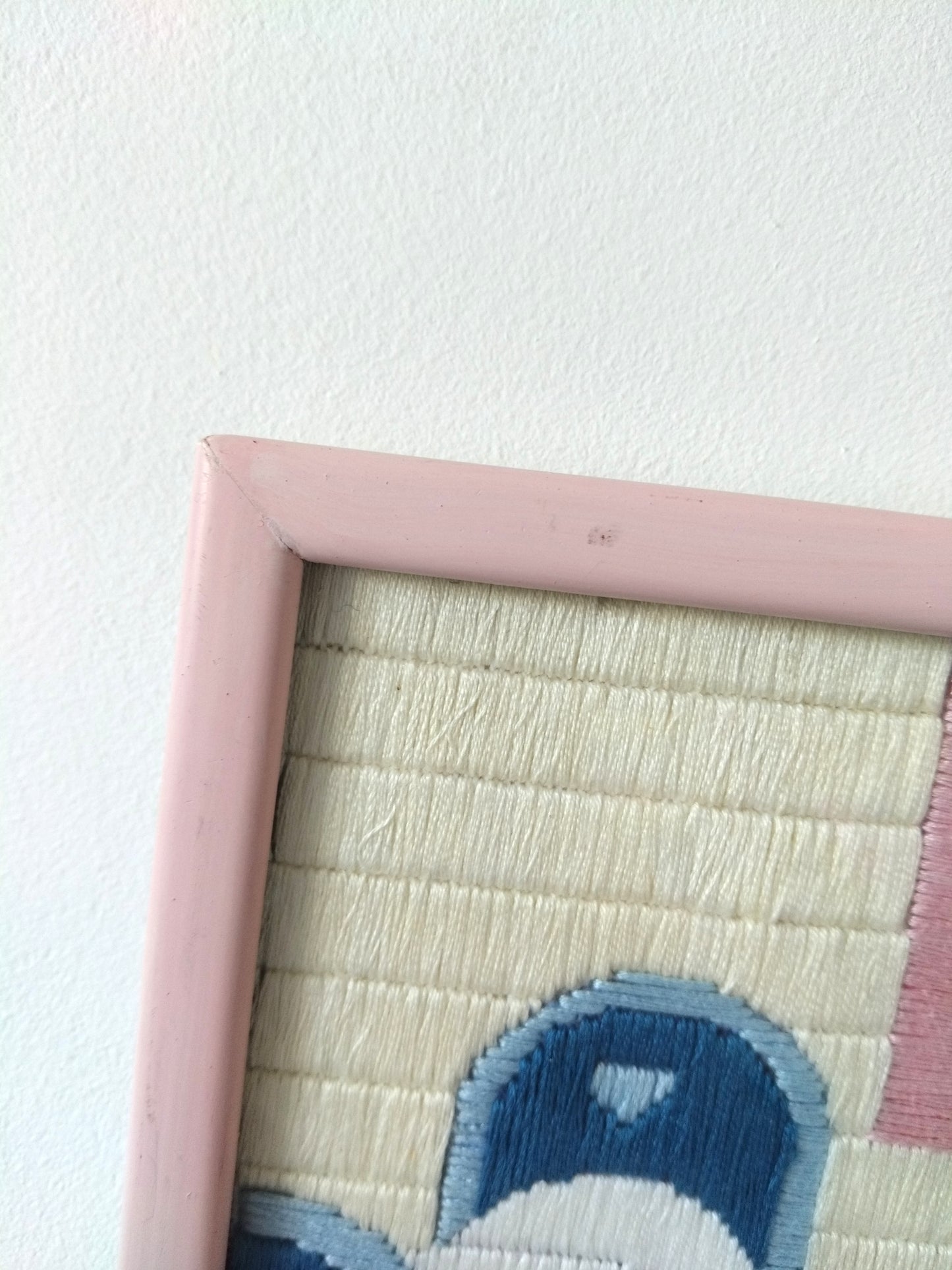 Broderie murale encadrée décor naïf enfantin