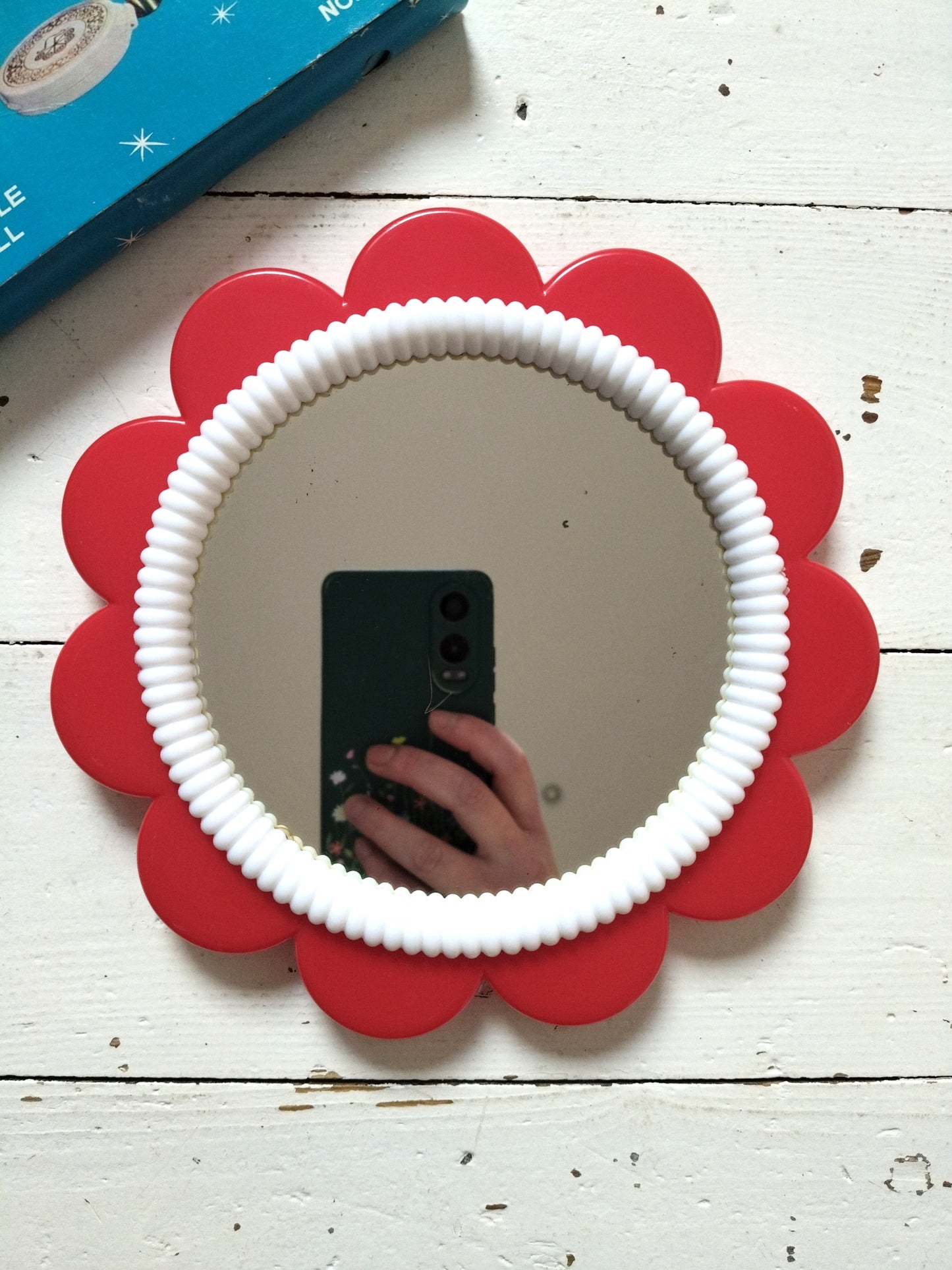 Petit miroir fleur mural ou à poser en plastique made in Hong Kong