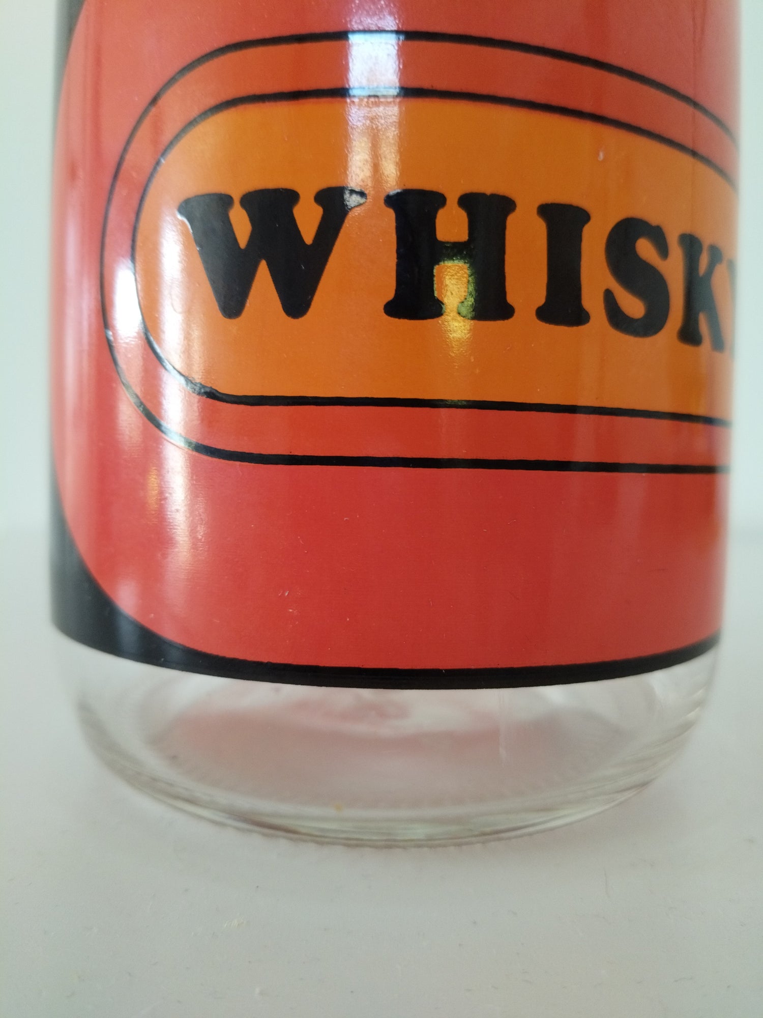 Ancienne bouteille à whisky en verre - cetaitmieuxavant