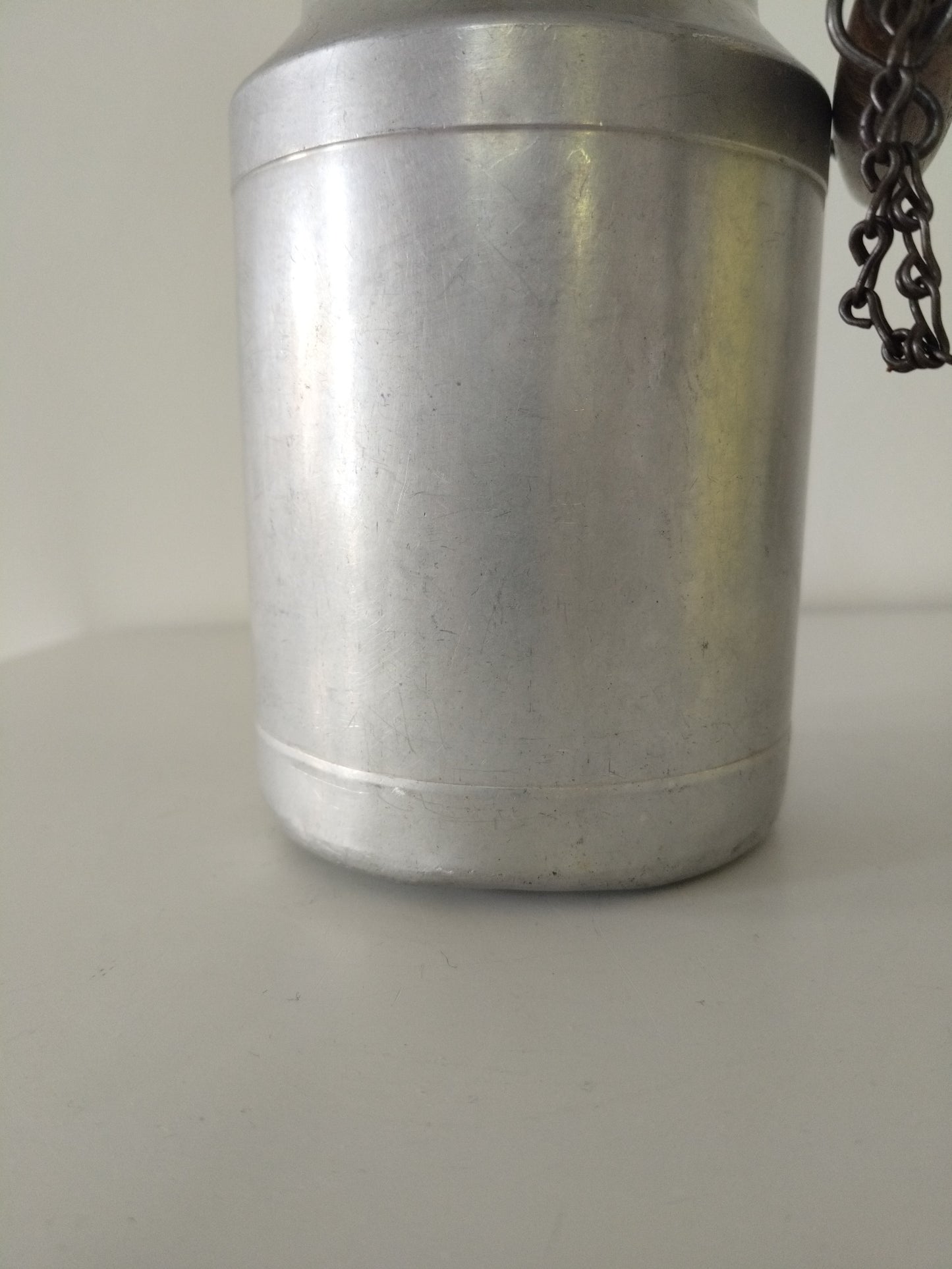 Ancien pot à lait en aluminium ou en plastique Gilac au choix