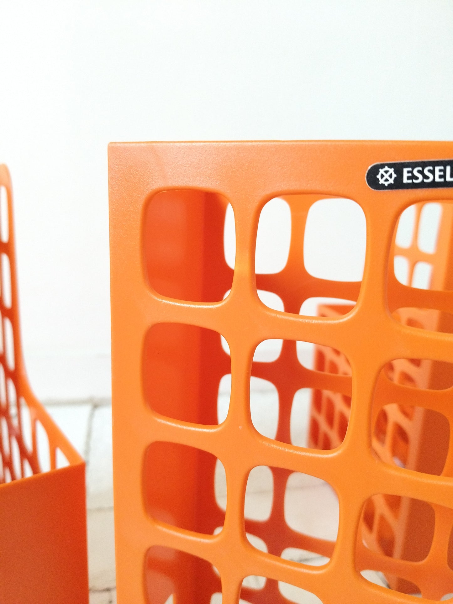 Range-documents/ magazines/ livres en plastique orange Esselte Boxer à l'unité