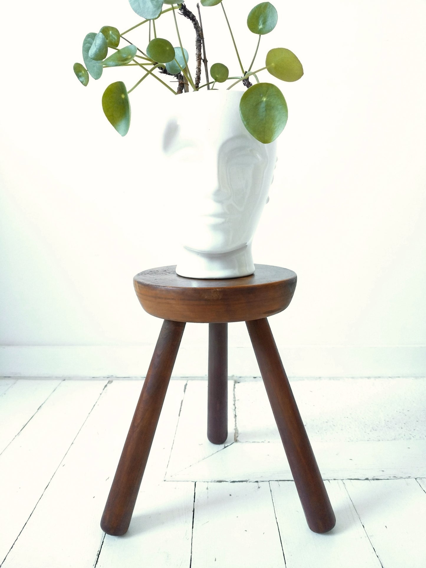Ancien petit tabouret de métier tripode en bois massif - cetaitmieuxavant