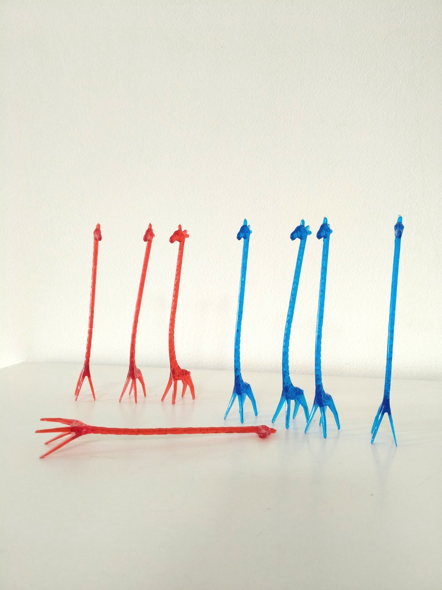 4 agitateurs à cocktail girafe en plastique bleus ou rouges au choix