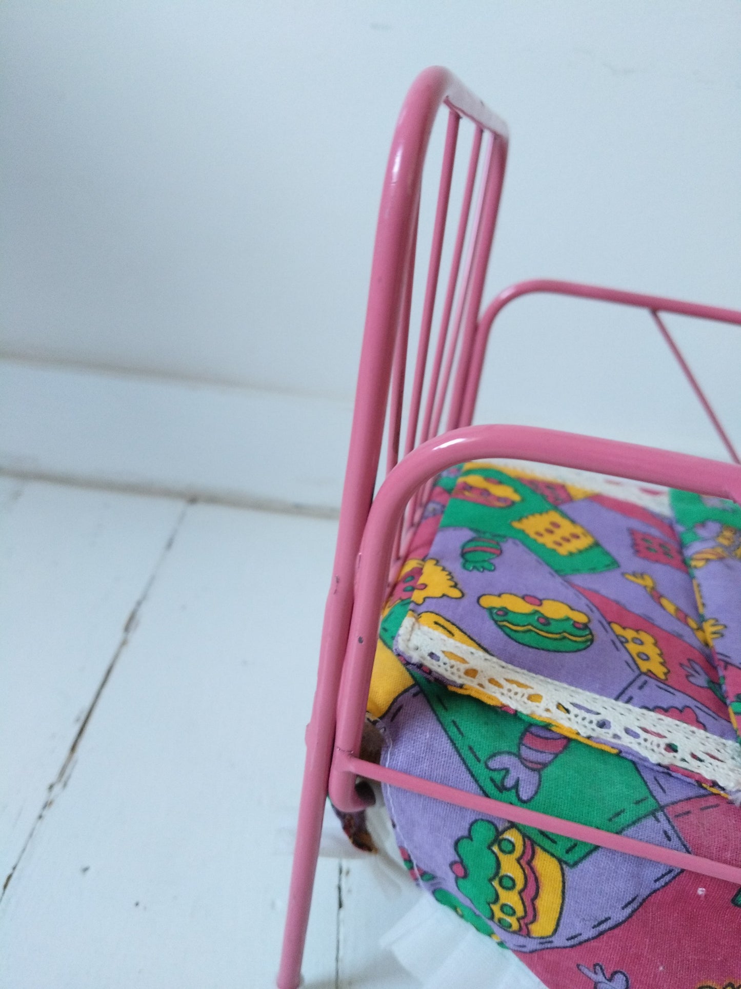 Petit lit de poupée métallique + linge de lit 80-90's