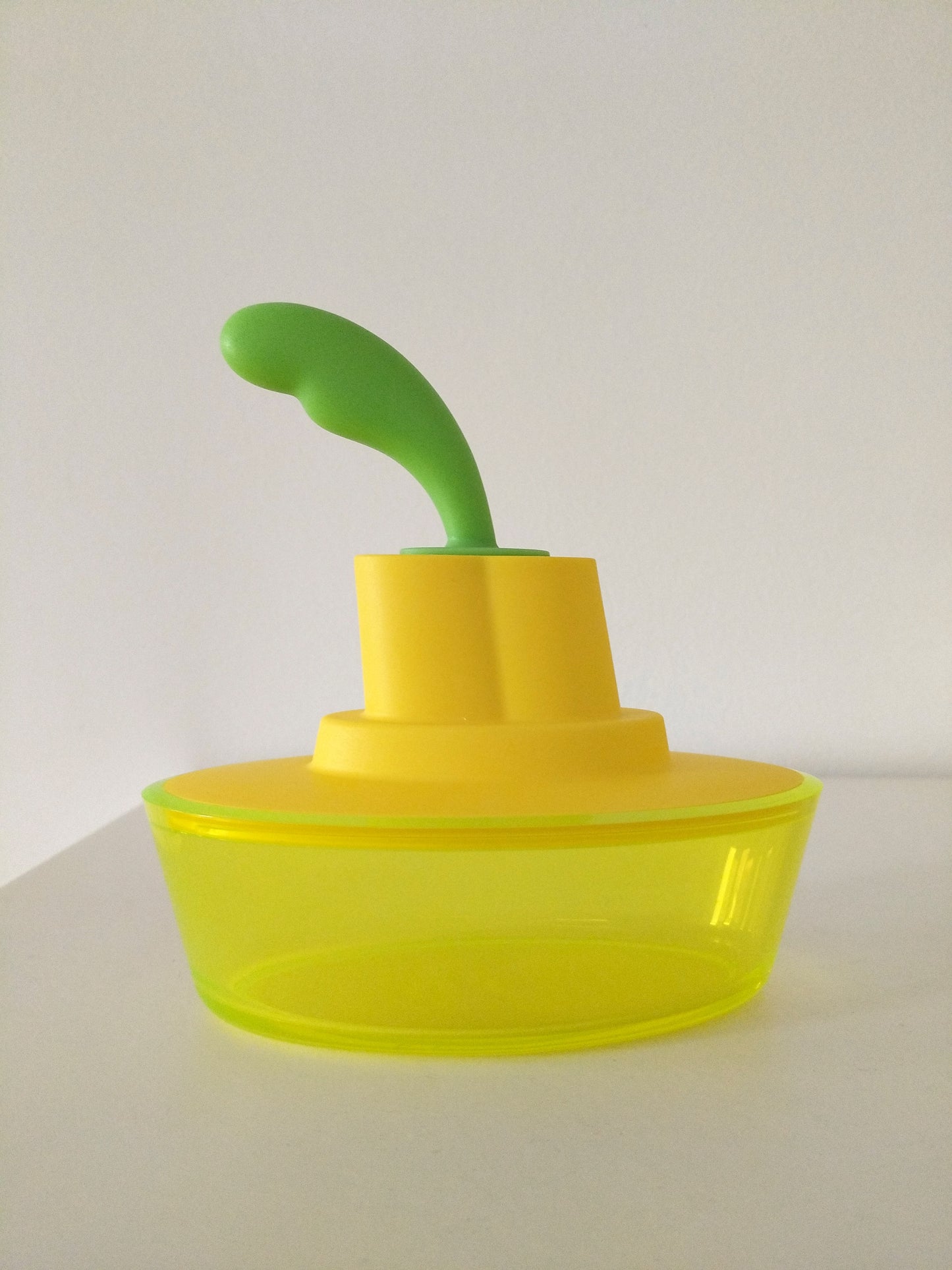 Beurrier Ship Shape par Stefano Giovannoni et Harry-Paul pour Alessi